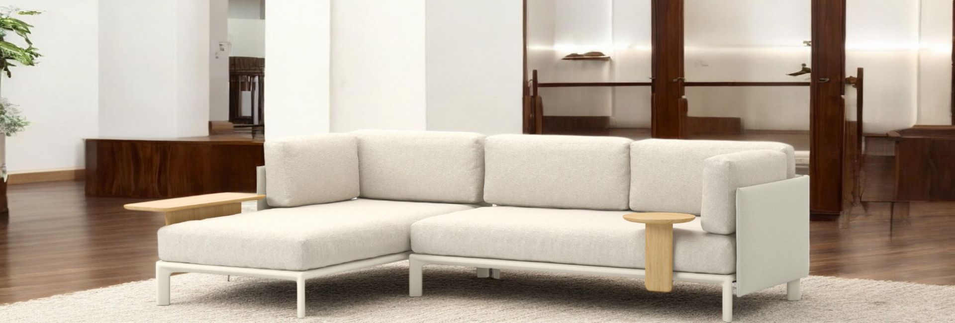 Helles Anagram Sofa mit Chaiselongue und Beistelltischen aus Holz, modernes Wohnzimmer Design.