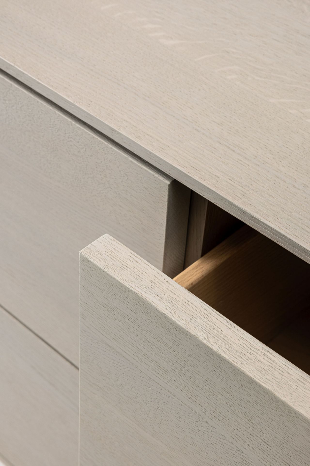 Detailaufnahme des Kin Long Sideboards mit Schublade aus hellem Holz.