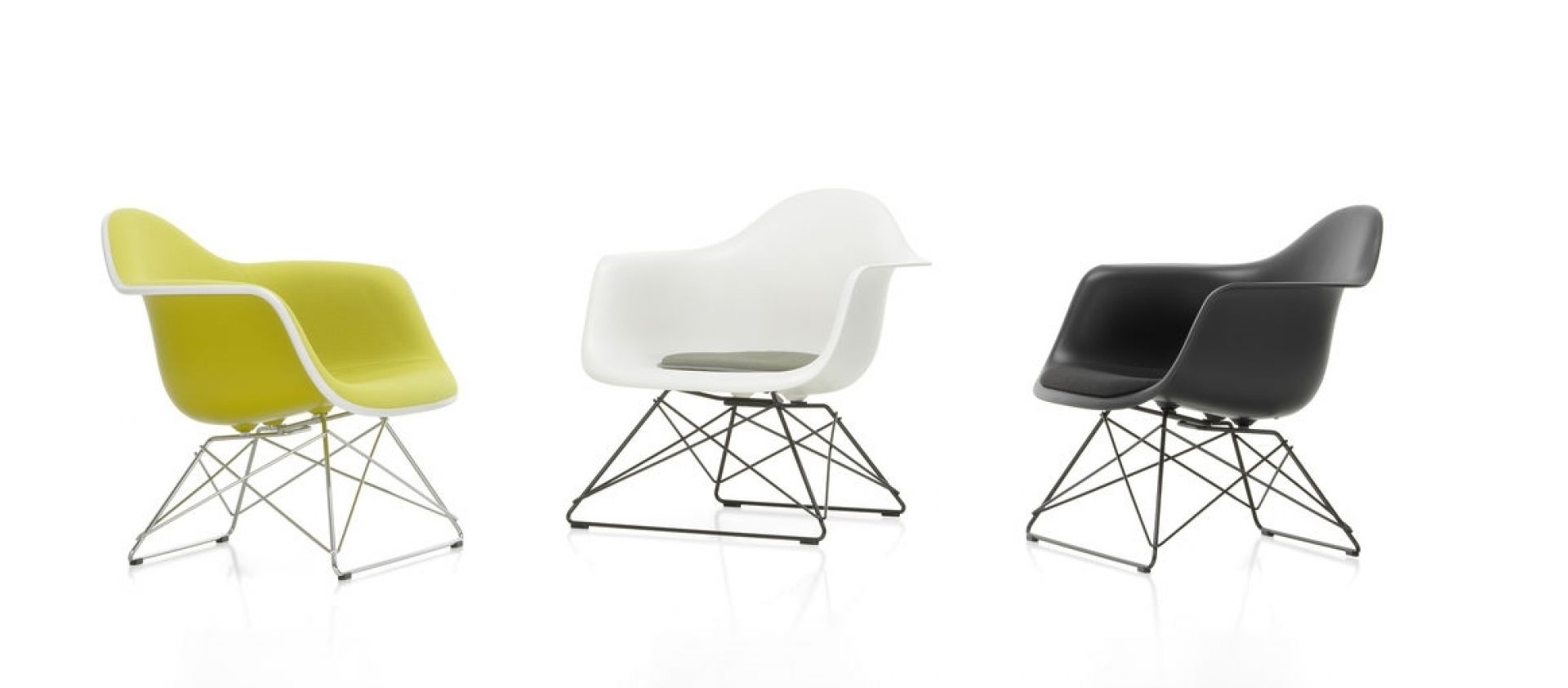 Drei Eames Plastic Arm Chairs LAR von Vitra in Gelb, Weiß und Schwarz.