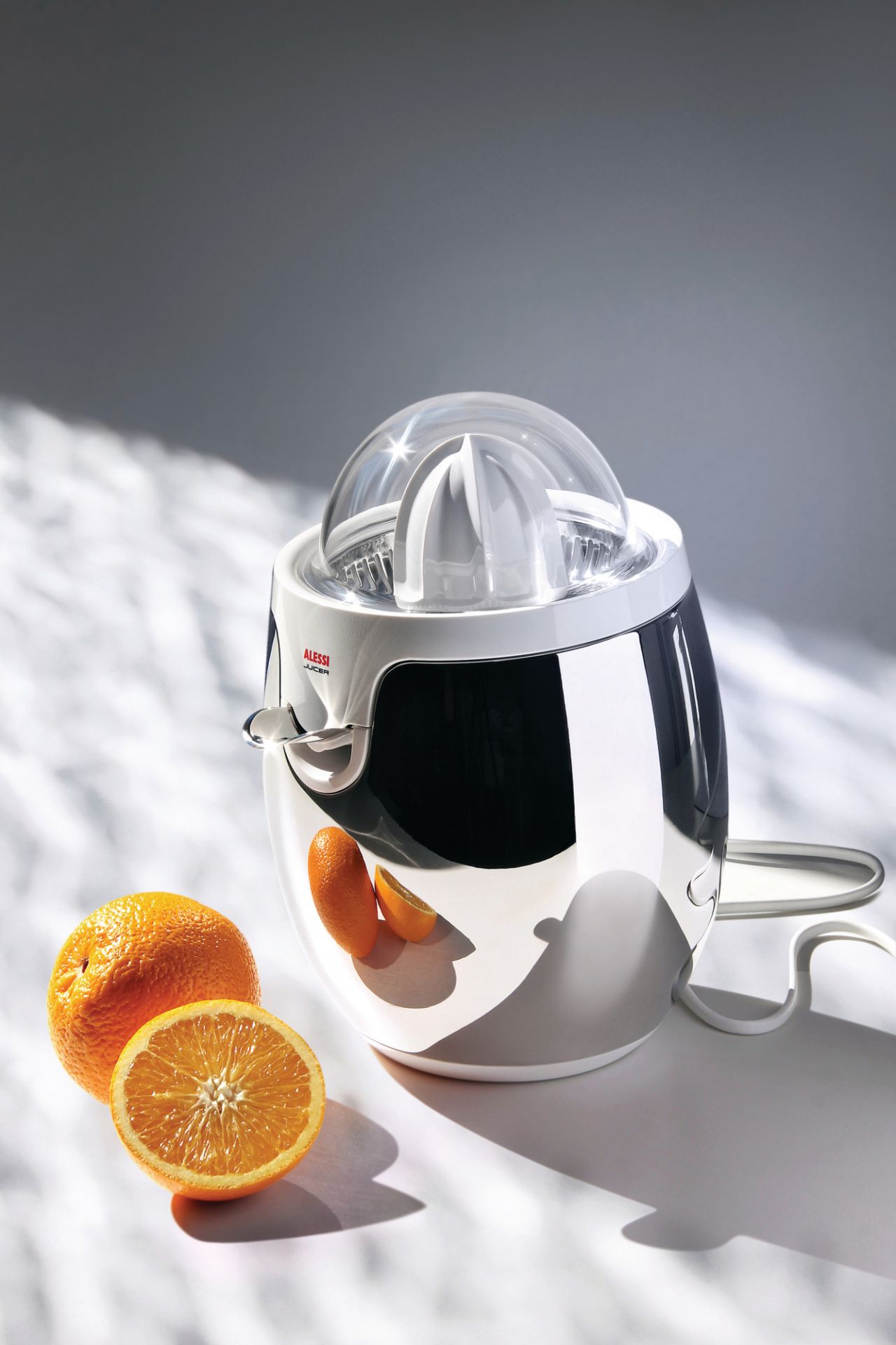 Alessi Zitronenpresse SG63 W mit Orangen, elektrische Saftpresse für frischen Saft.