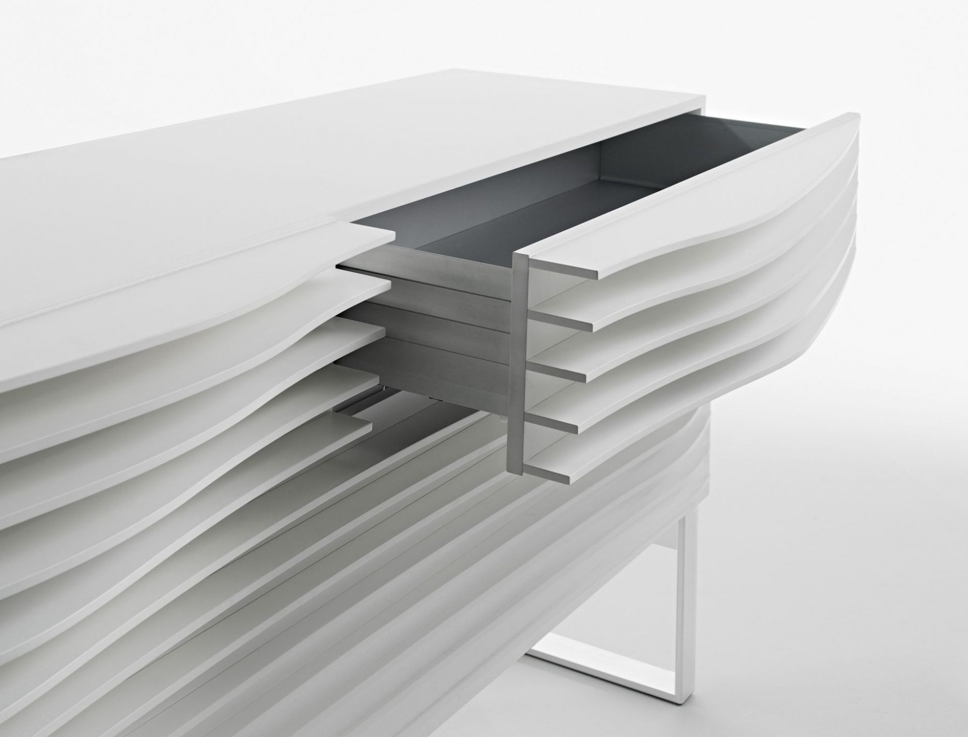 Tide Anrichte von Casamania Horm, weißes Sideboard mit offenem Schubfach und minimalistischem Design.