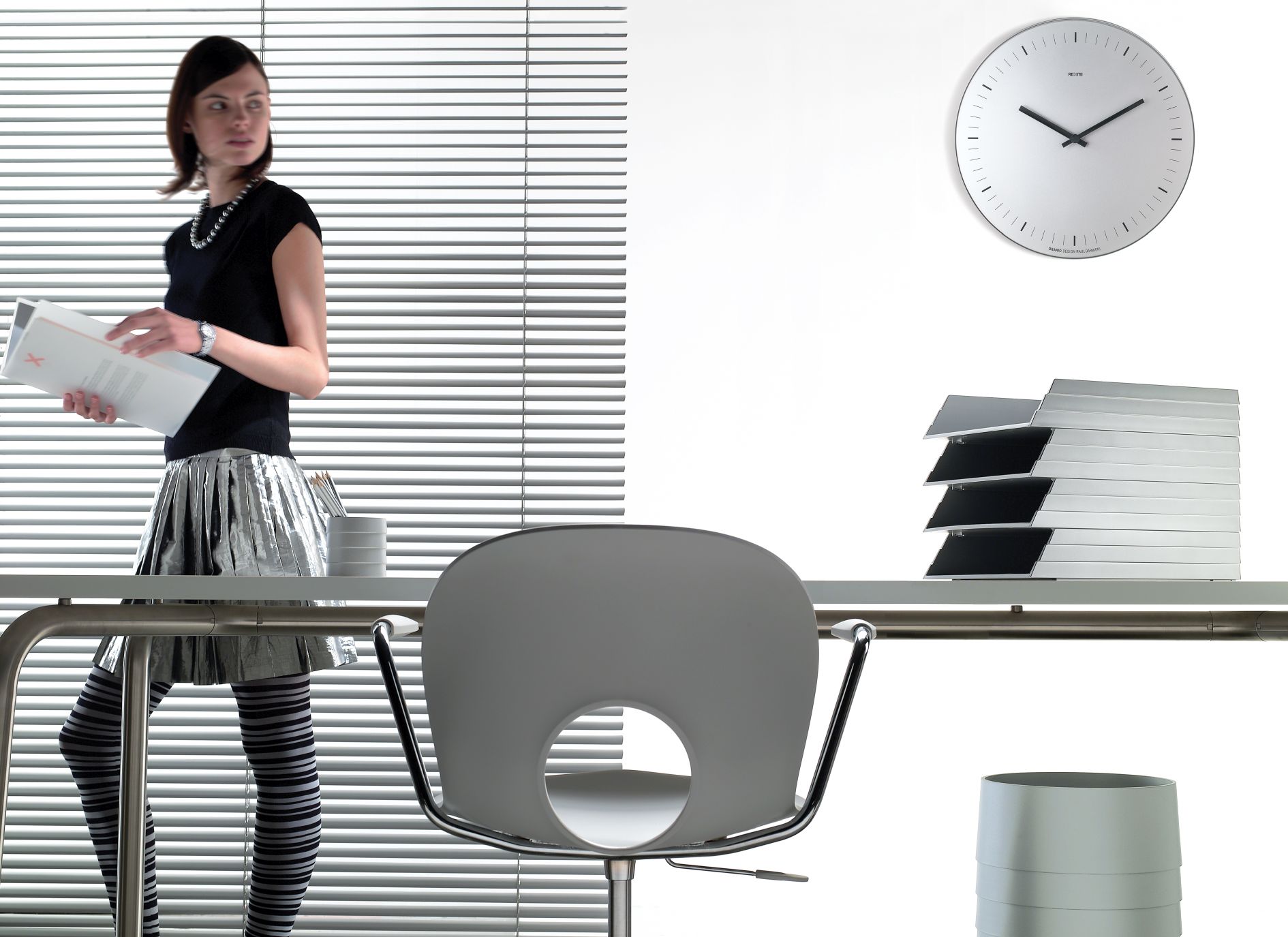 Status Papierkorb von Rexite, grauer Design-Abfalleimer für Büro und Arbeitszimmer, minimalistisch und modern.