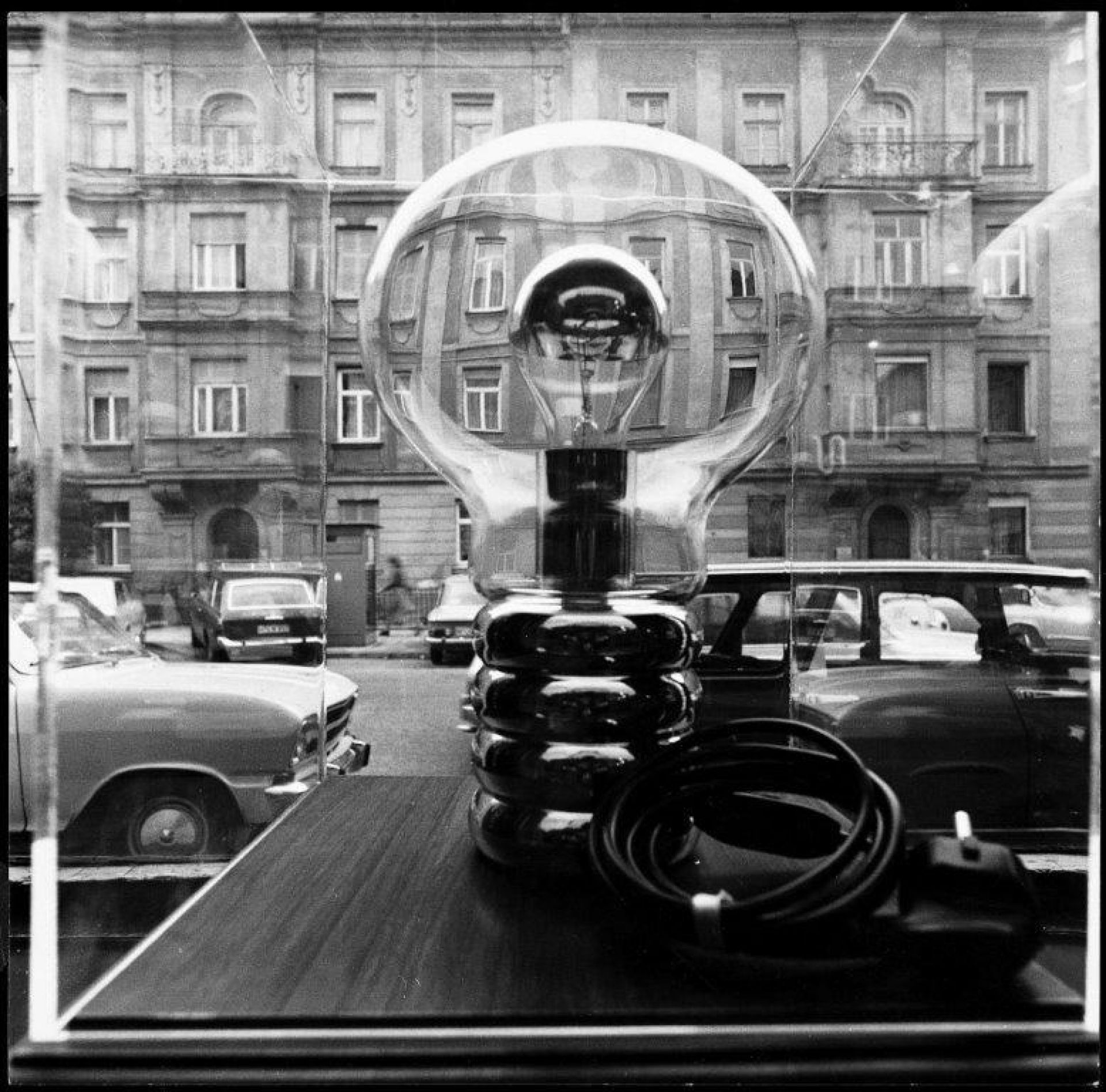 Schwarz-Weiß-Foto der Bulb Tischleuchte von Ingo Maurer mit Kabel und Stecker.