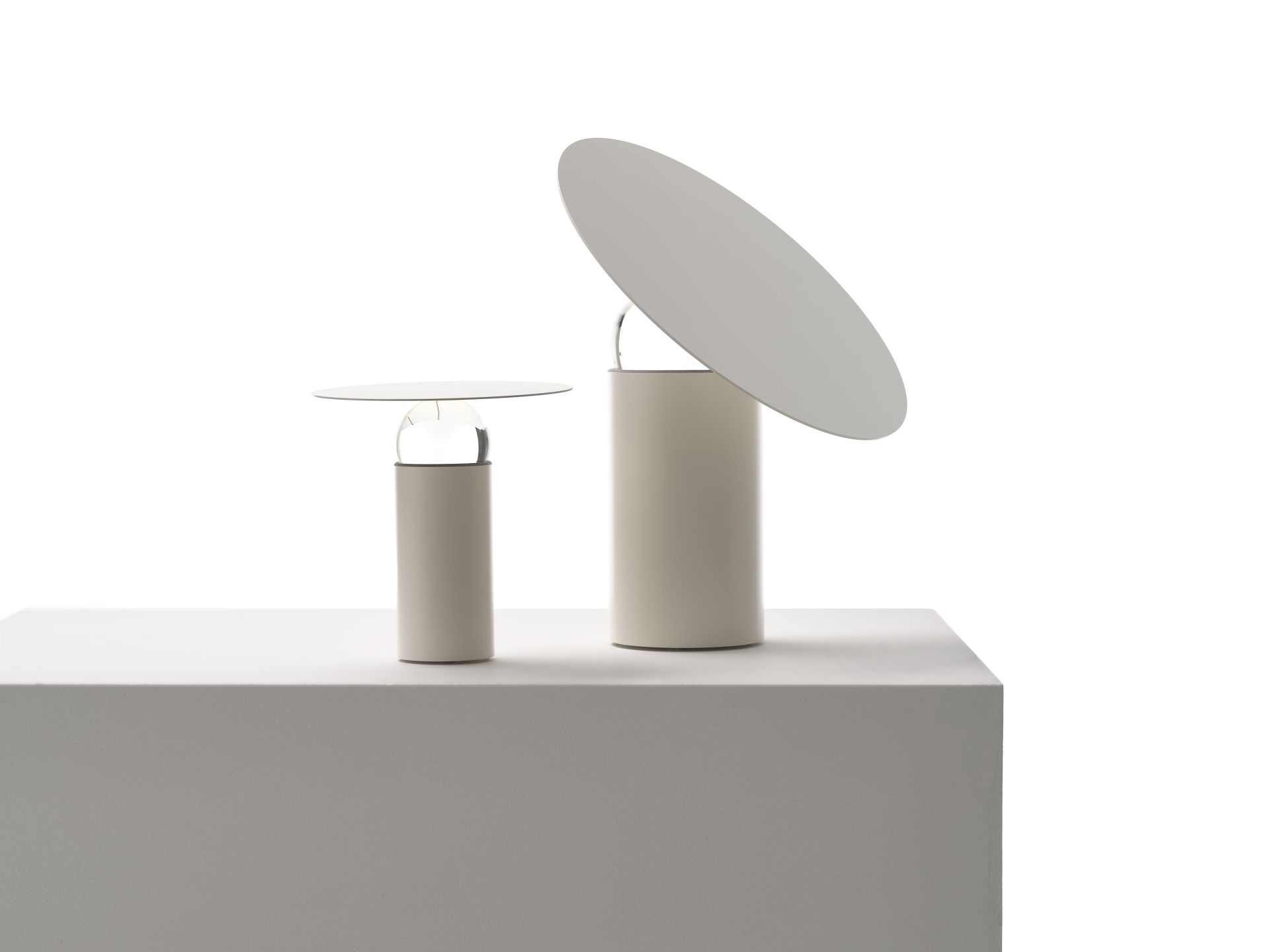 Zwei moderne Tischleuchten, Era Leuchten von Mogg, zylindrischer Fuß und runder Lampenschirm.