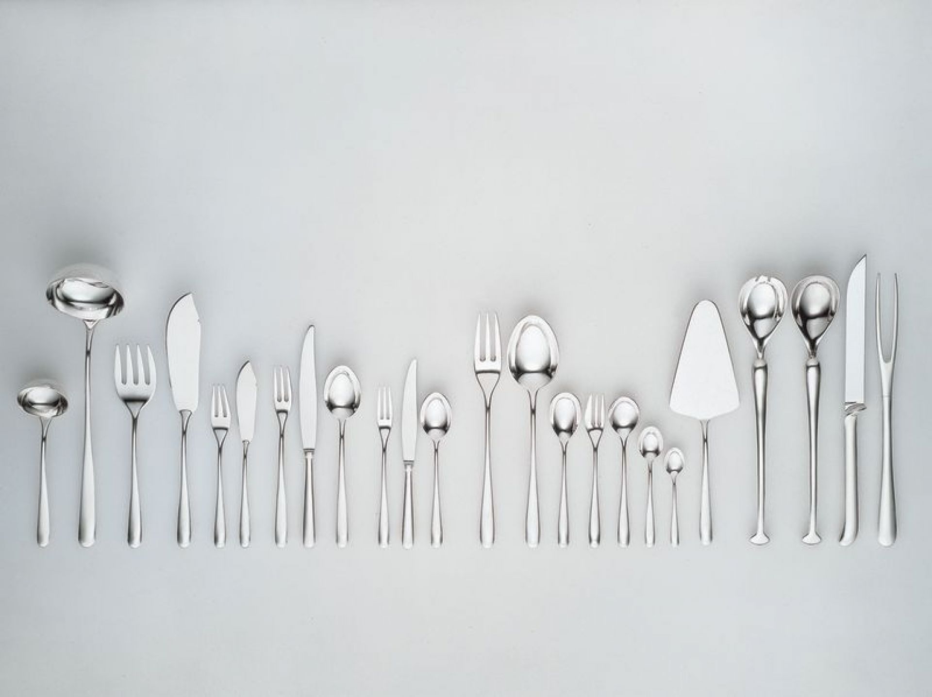 Alessi Caccia Besteckset: Komplettes 24-teiliges Edelstahl Besteckgarnitur mit Messer, Gabel, Löffel und Servierbesteck.