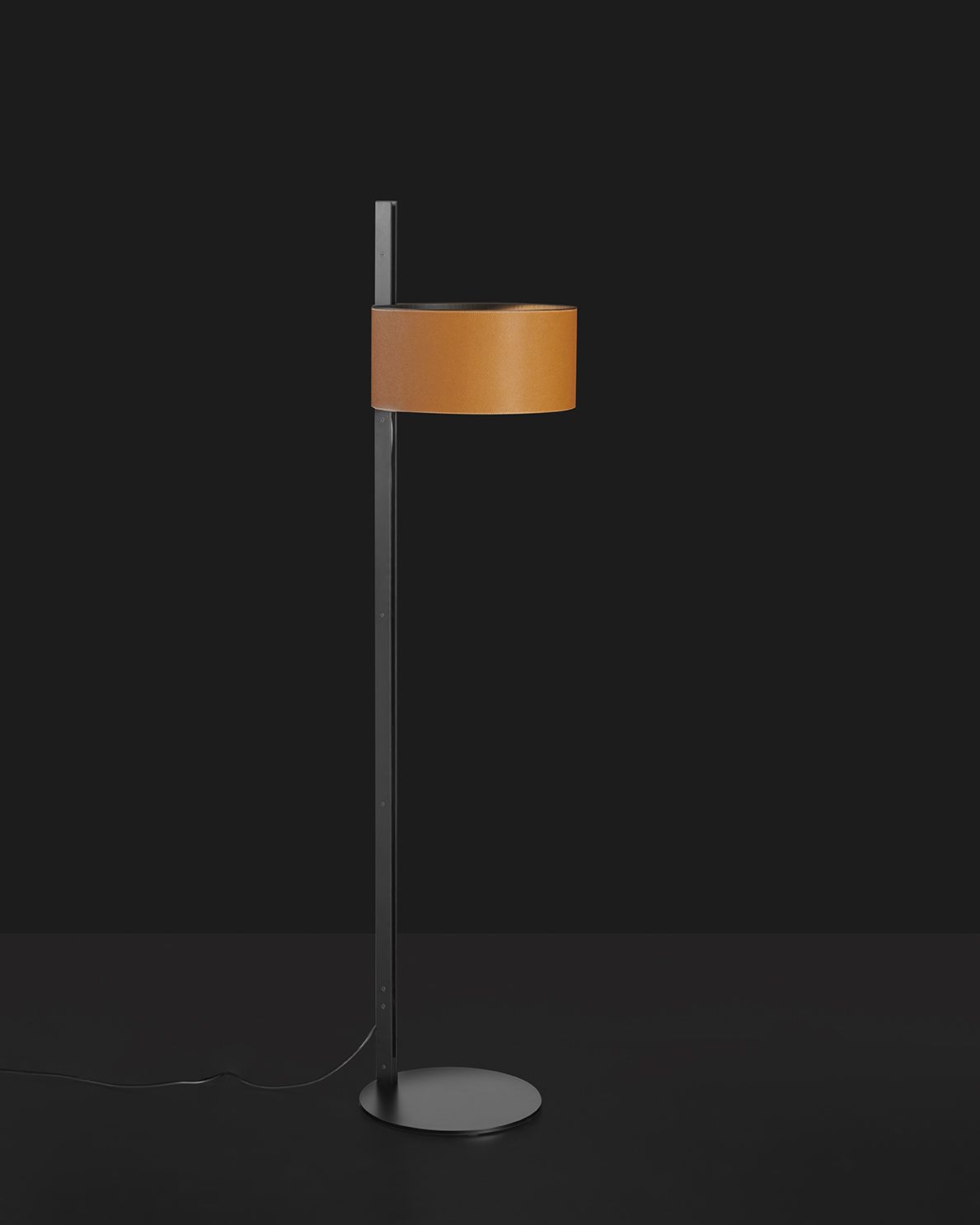 Parallel Stehleuchte von Oluce: Moderne Stehlampe mit braunem Lampenschirm und schwarzem Metallfuß.