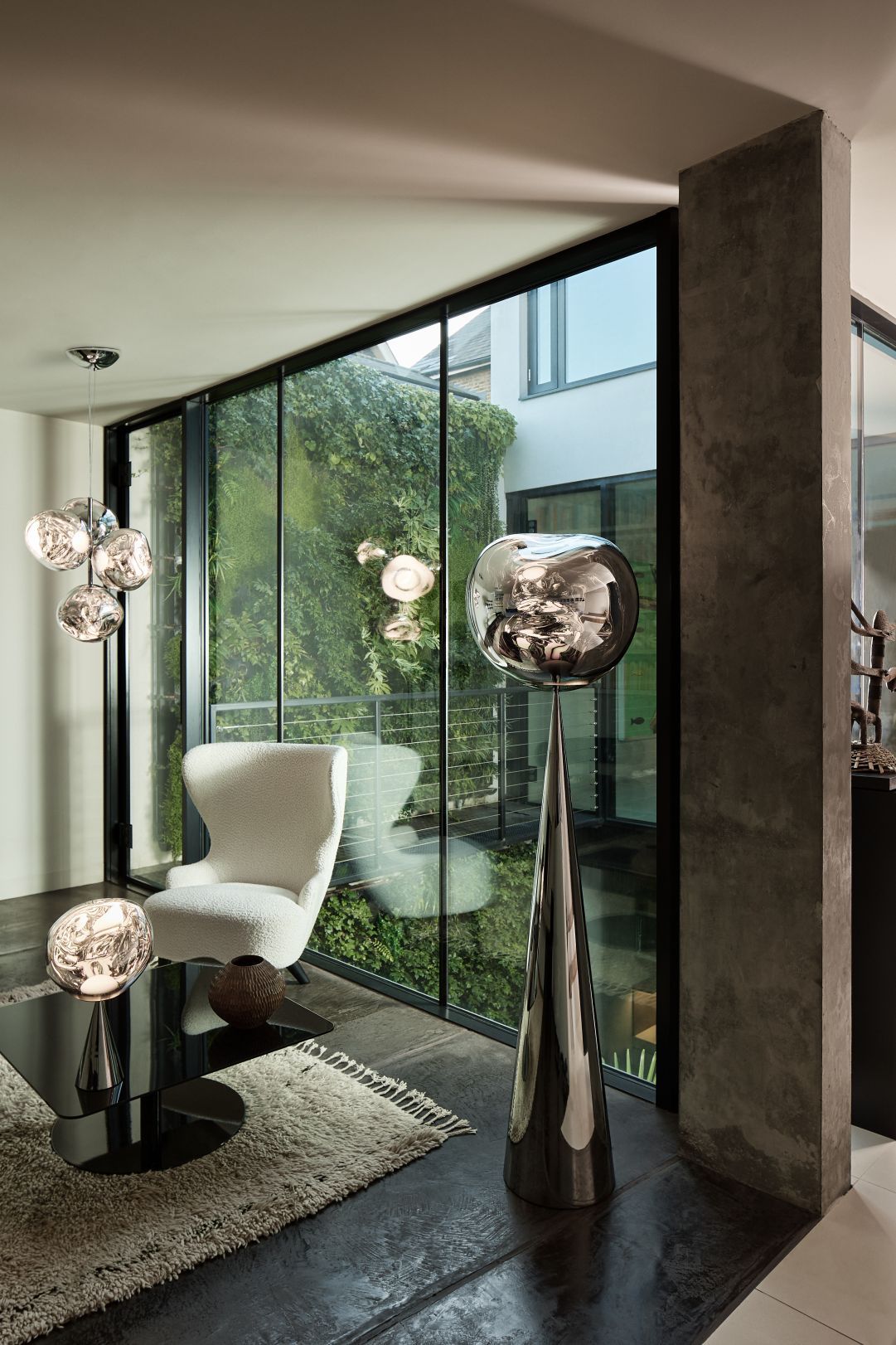 Silberne Tom Dixon Melt Cone Tischleuchte und Stehleuchte in modernem Wohnzimmer.