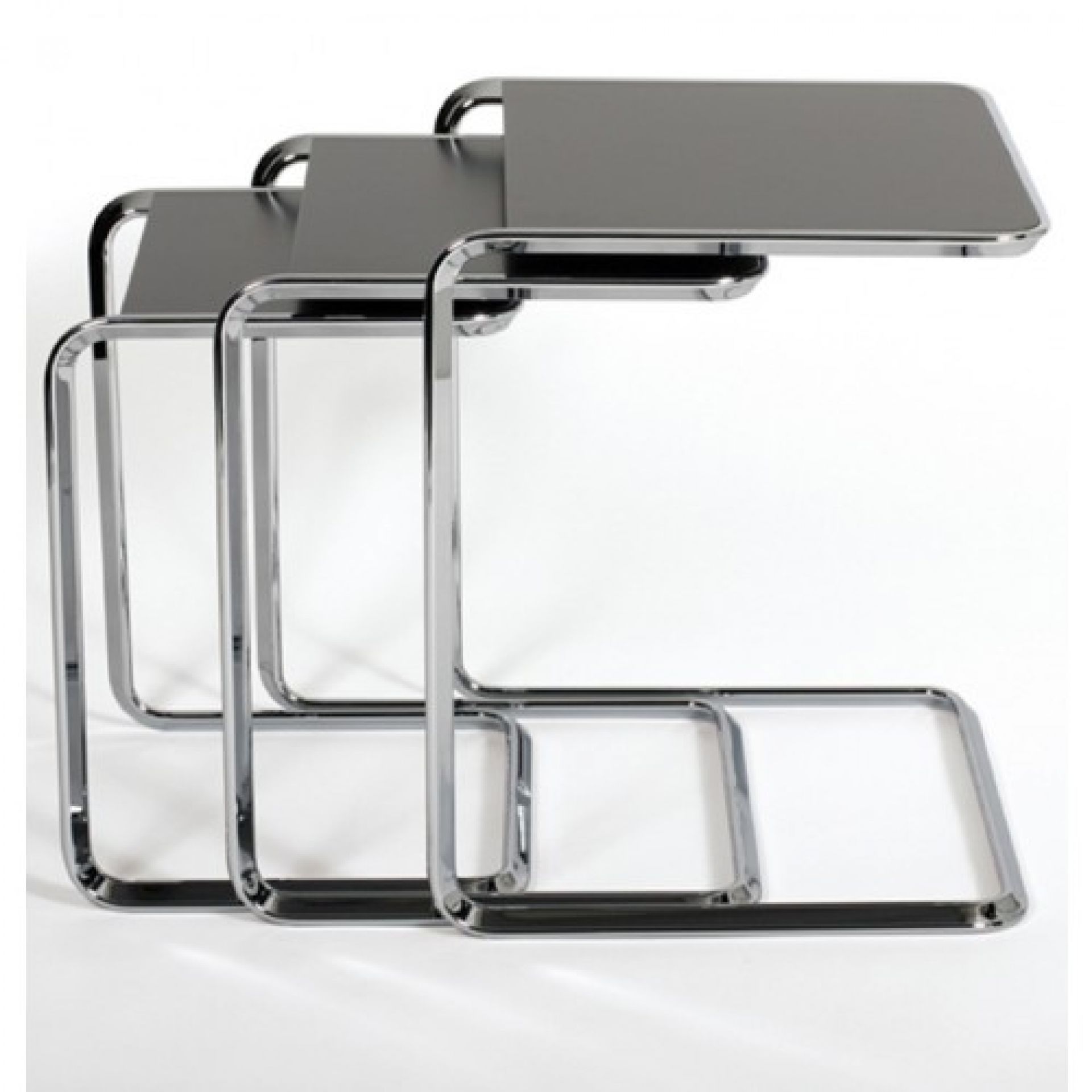 Tecta K3 Satztische: Drei schwarze Beistelltische mit verchromtem Stahlrohrgestell, ineinander geschoben.