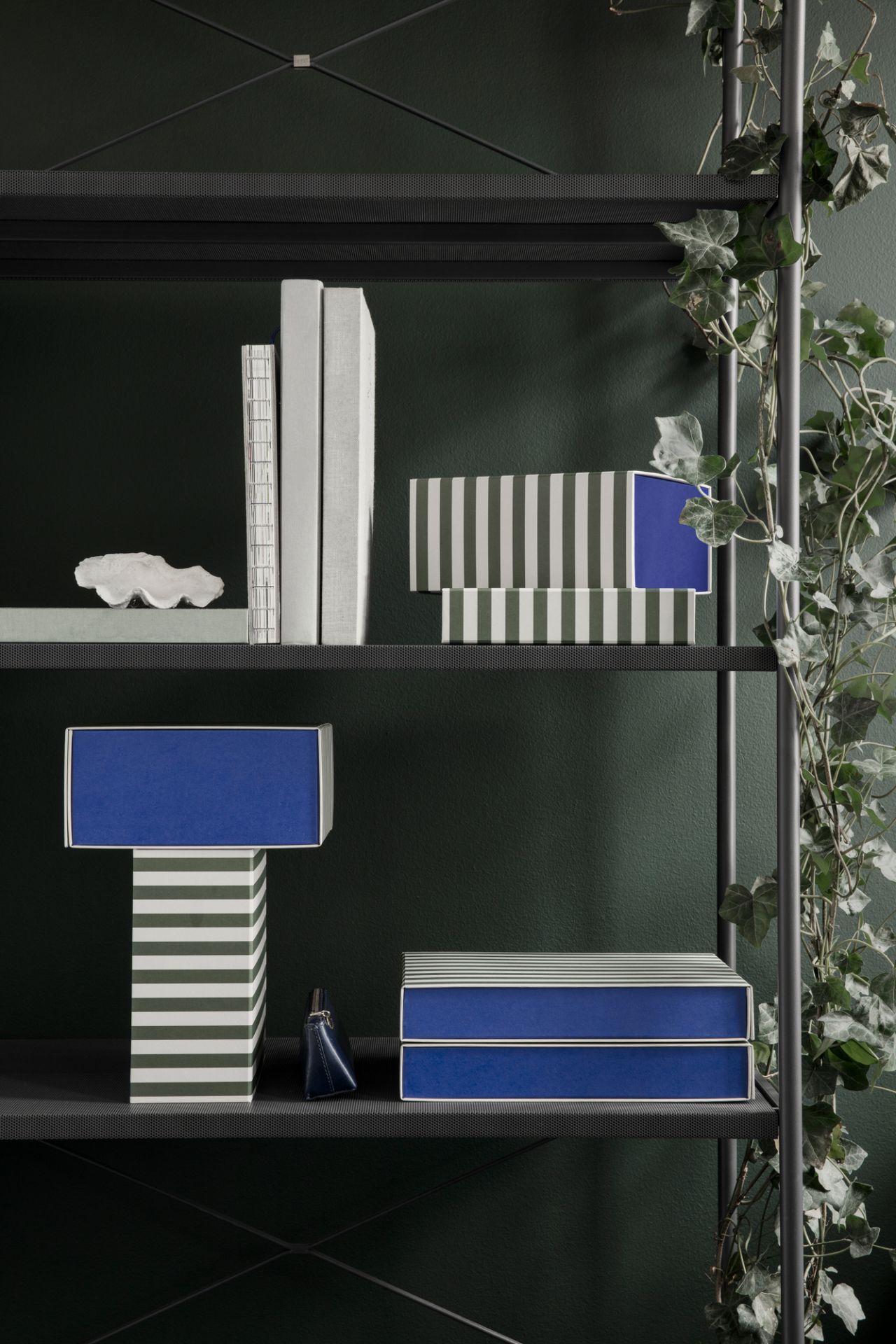 Schwarzes Punctual Shelving System Regal von Ferm Living mit Deko-Objekten und Büchern. Modernes Regalsystem für Wohnräume.