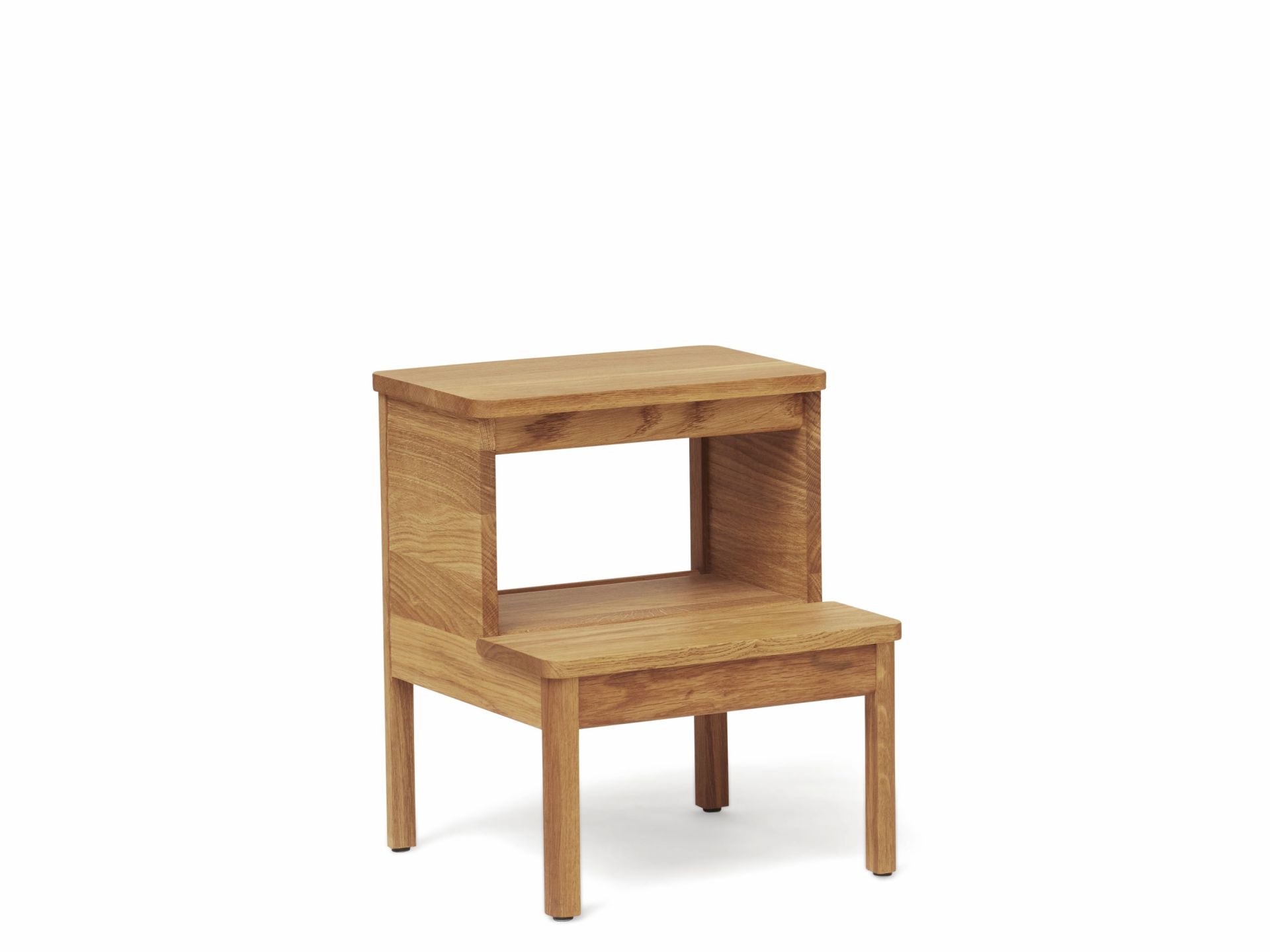 A Line Steighocker aus hellem Holz, zweistufig, für Kinder und Erwachsene geeignet.