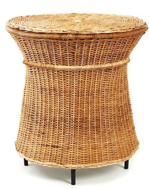 Caribe Natural Beistelltisch aus Rattan mit schwarzen Füßen für den Outdoor-Bereich.