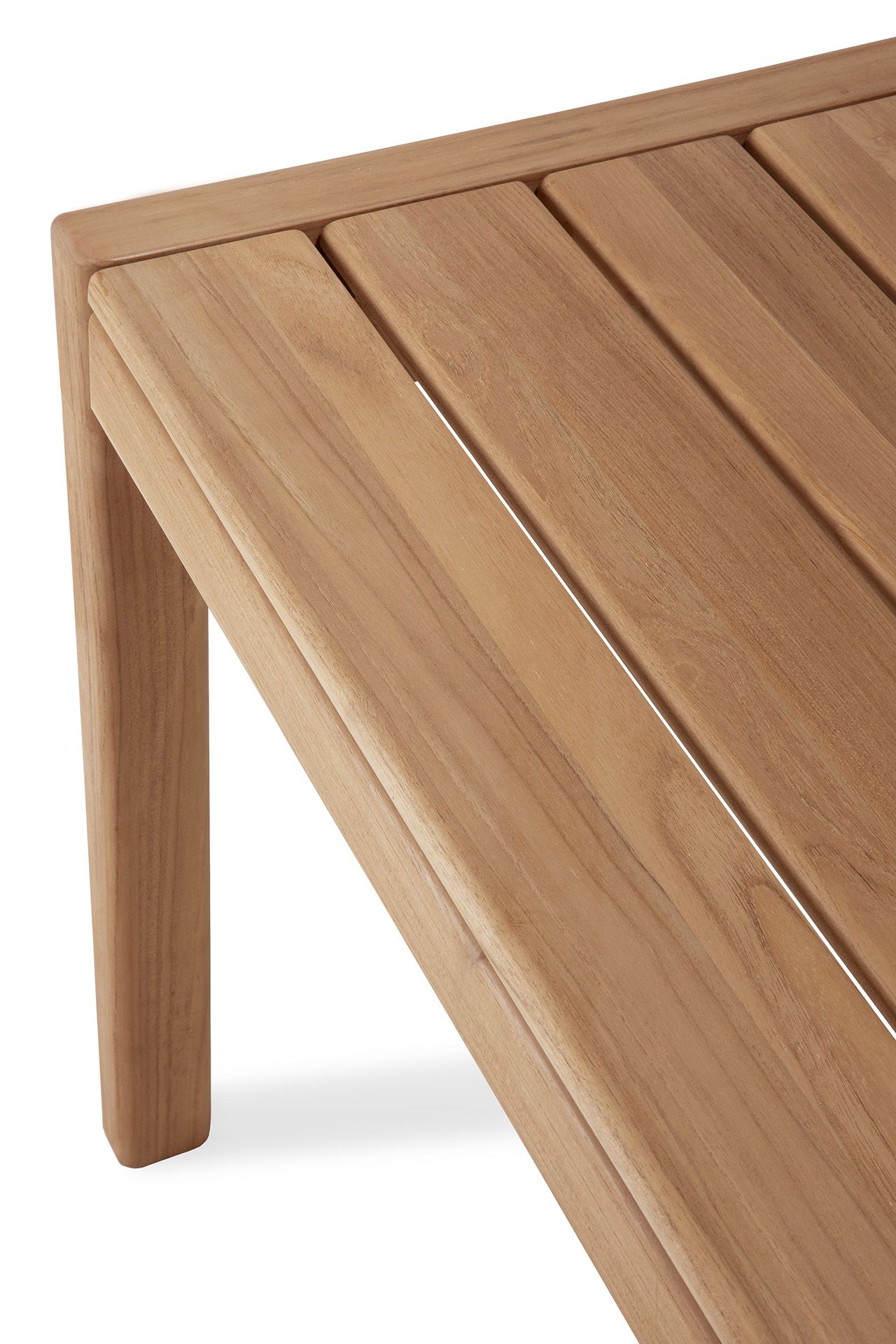 Detailaufnahme des Jack Outdoor Esstisches von Ethnicraft: Rechteckige Tischplatte aus Teakholz mit schmalen Fugen.