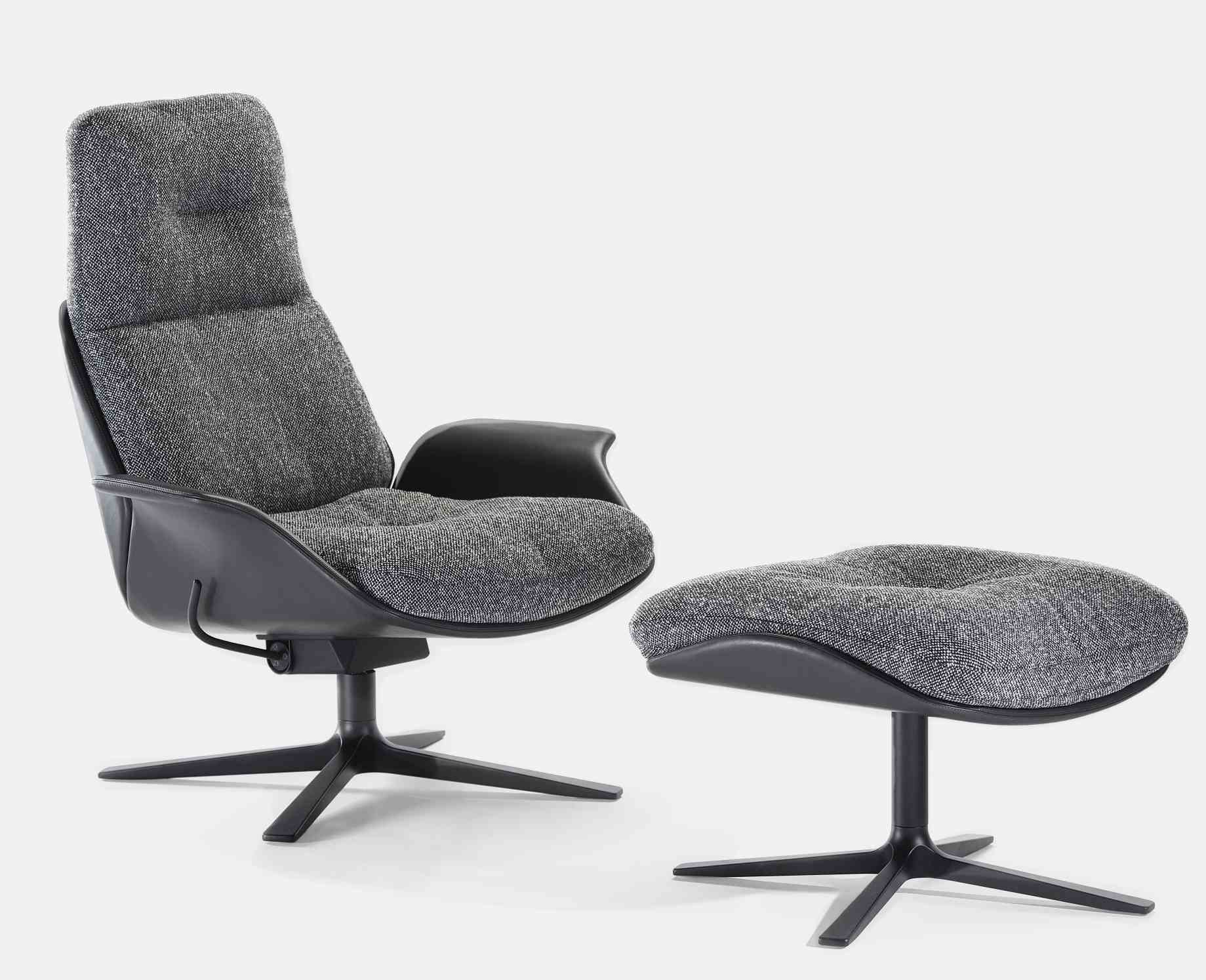Rei Sessel von Prostoria mit passendem Hocker, grauer Stoffbezug und schwarzem Fußkreuz.