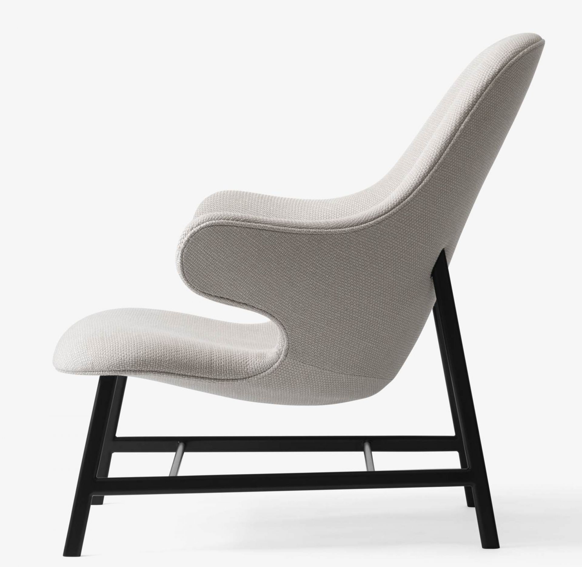 Catch Lounge Sessel von AndTradition, hellgrauer Stoffbezug, schwarzes Holzgestell, Seitenansicht.