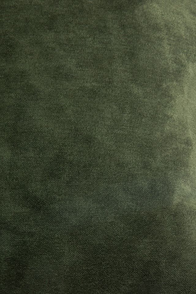 Nahaufnahme des grünen Velvet Kissens 60x40 cm von Ethnicraft, samtweiche Textur für Wohnzimmer und Schlafzimmer.