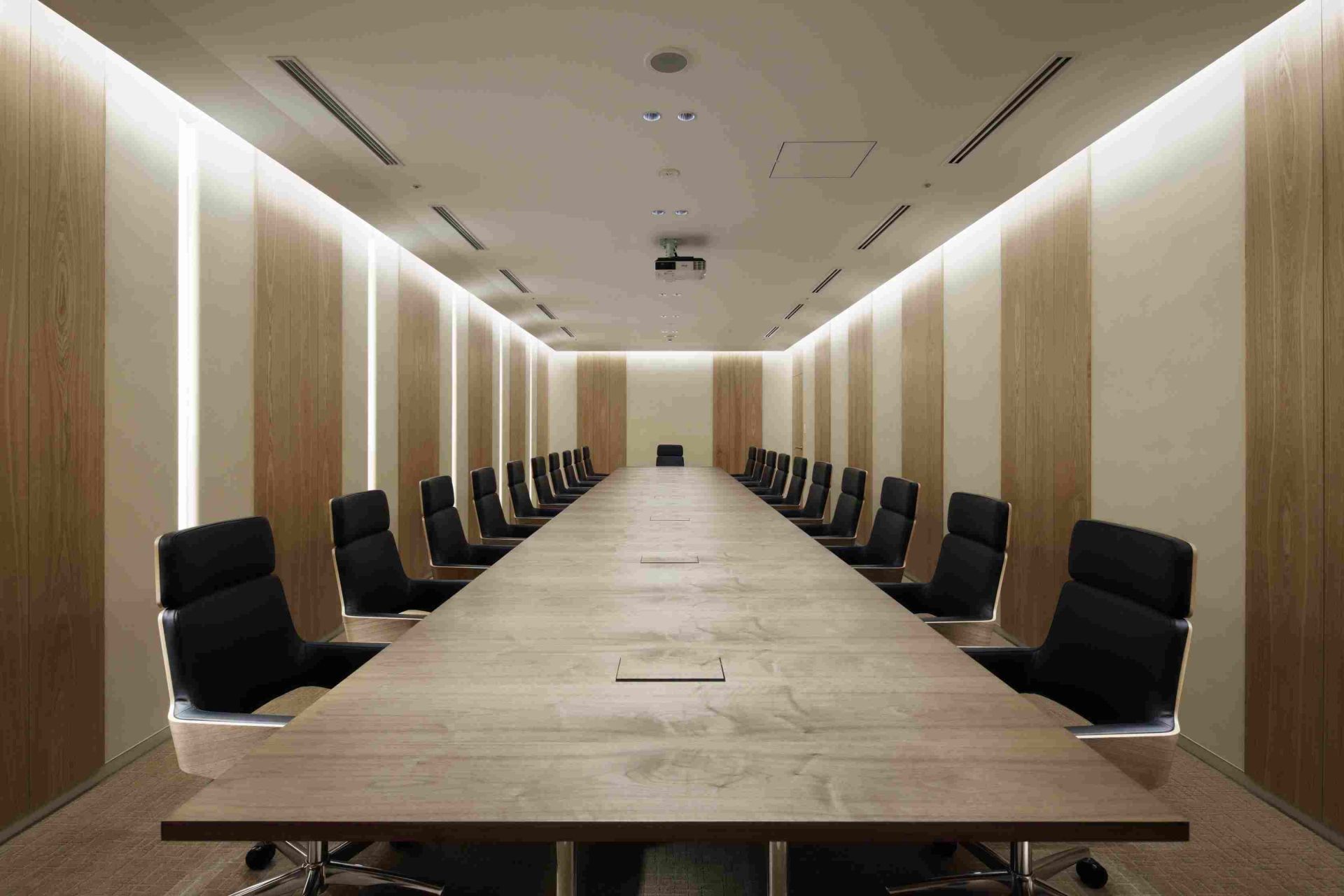 S 845 Thonet Drehsessel in einem Konferenzraum mit langem Holztisch und moderner Beleuchtung.