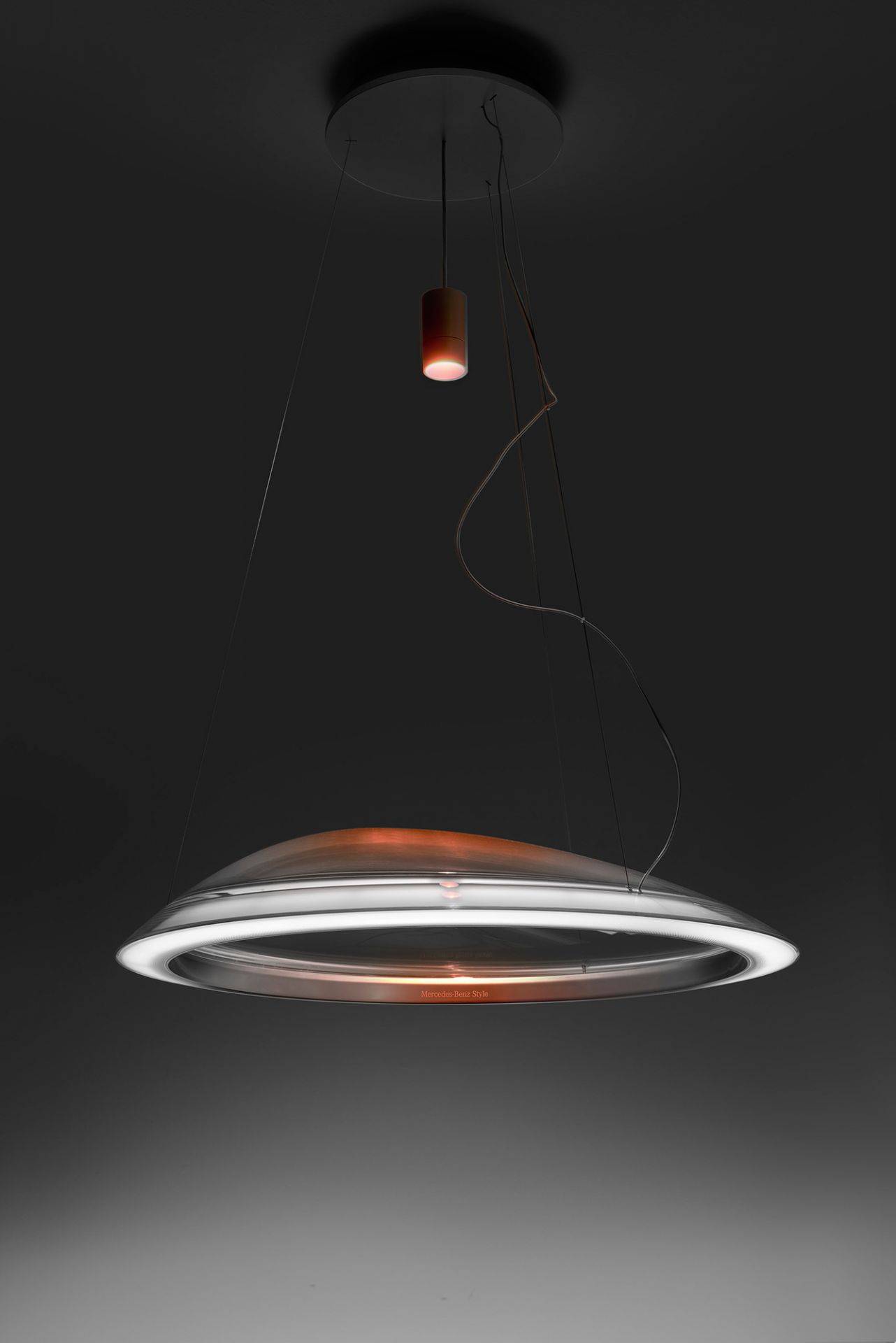 Ameluna Pendelleuchte von Artemide: Moderne Hängelampe mit ringförmigem LED-Licht und Dimmer für Wohnraumbeleuchtung.