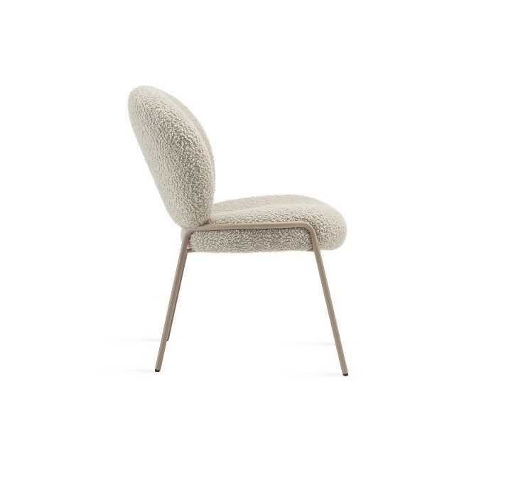 Nana Chair Stuhl von Freifrau Manufaktur, Seitenansicht. Beiger Sessel mit Teddyfell und Metallgestell.