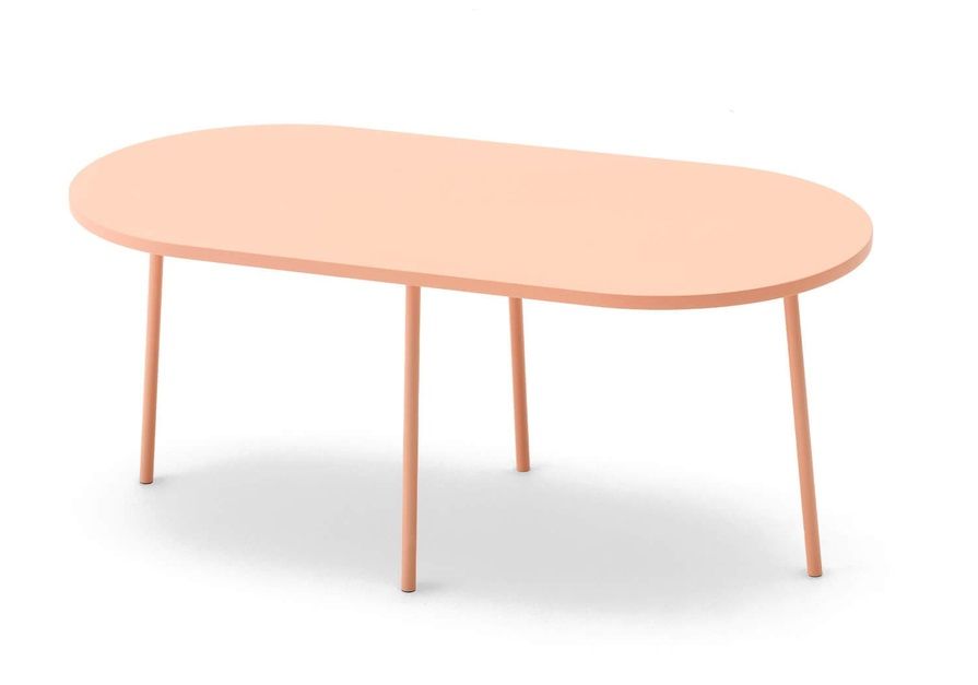 Ovaler, pfirsichfarbener Couchtisch "Bond" mit minimalistischem Design und schlanken Beinen. Moderner Beistelltisch für Wohnzimmer.