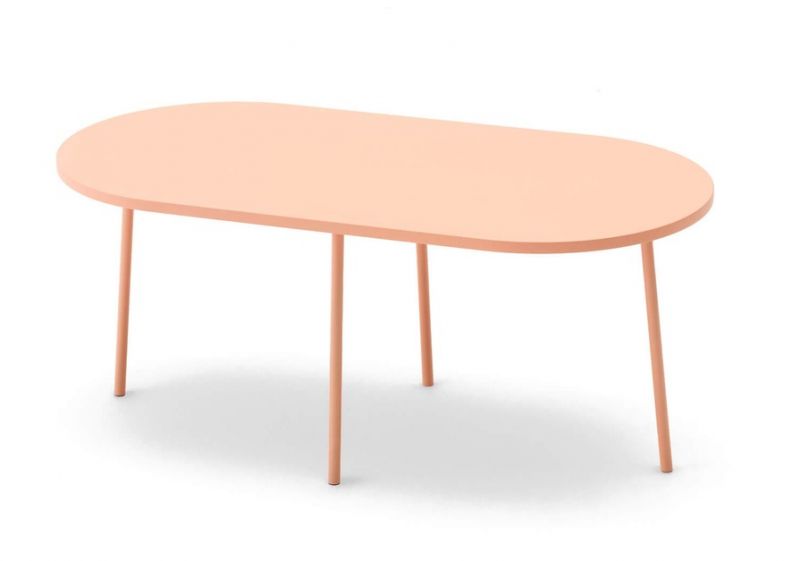 Ovaler, pfirsichfarbener Couchtisch "Bond" mit minimalistischem Design und schlanken Beinen. Moderner Beistelltisch für Wohnzimmer.