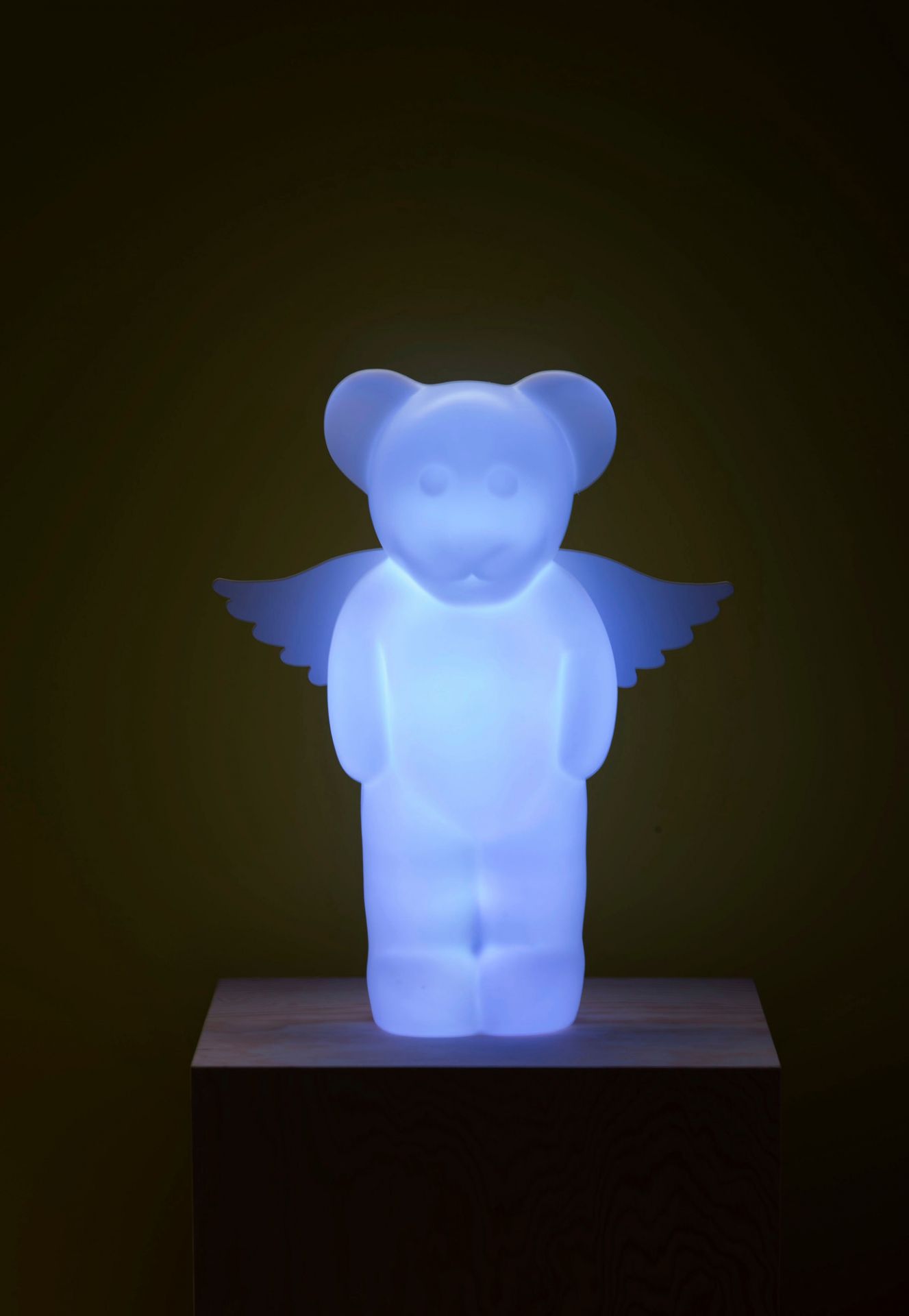 Leuchtender Lumibär mit Engelflügeln, eine dekorative Stehlampe für Kinderzimmer von Depot4Design.