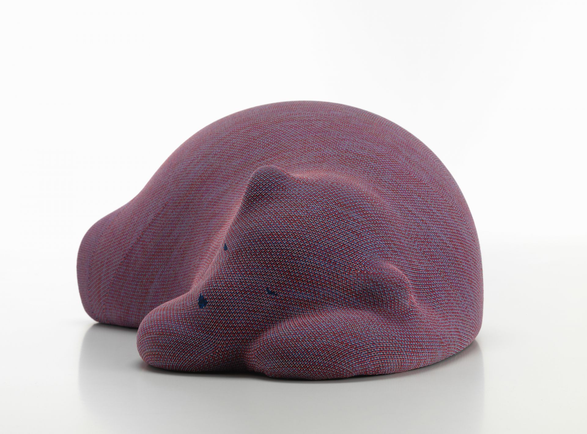 Nahaufnahme des Vitra Resting Bear in Mauve, ein dekoratives Stofftier für Kinderzimmer.