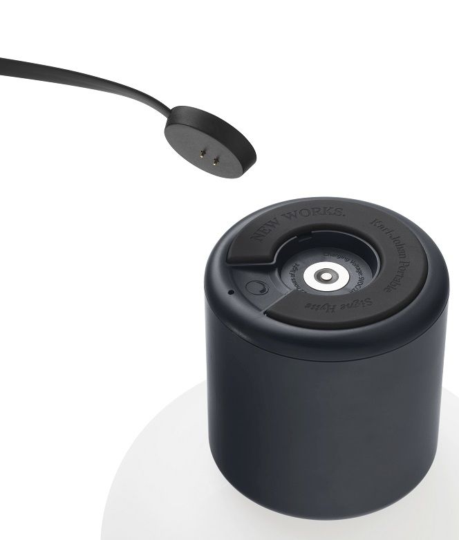 Detailaufnahme der Karl-Johan Portable Tischleuchte von New Works mit Ladekabel. Akkuleuchte für Innenräume.