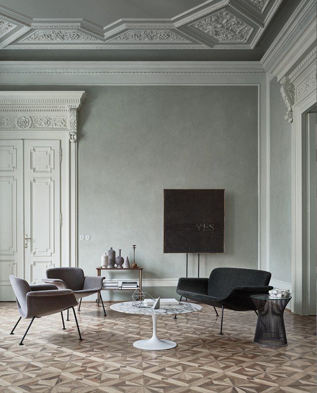 Innenaufnahme mit zwei KN05 Sesseln von Knoll International, Designermöbel für Wohnzimmer und Büro.
