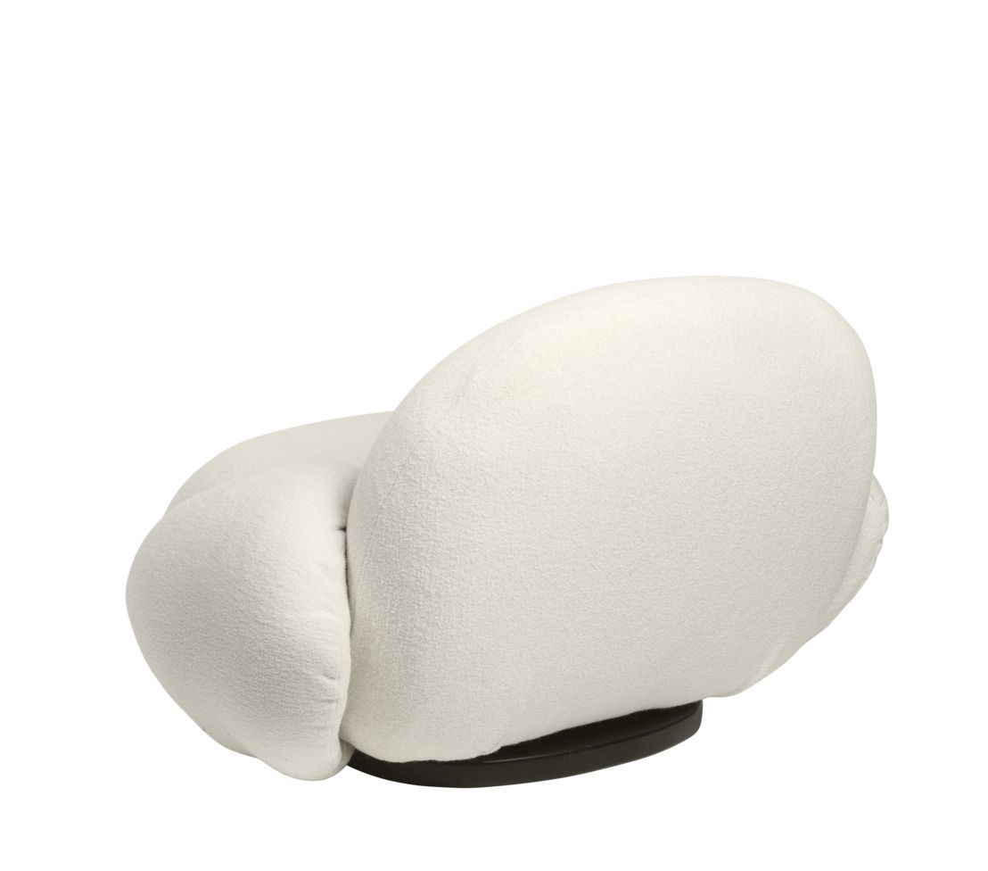 Elfenbeinfarbener Pacha Lounge Chair Sessel mit Armlehnen und schwarzem Drehfuß von Gubi.