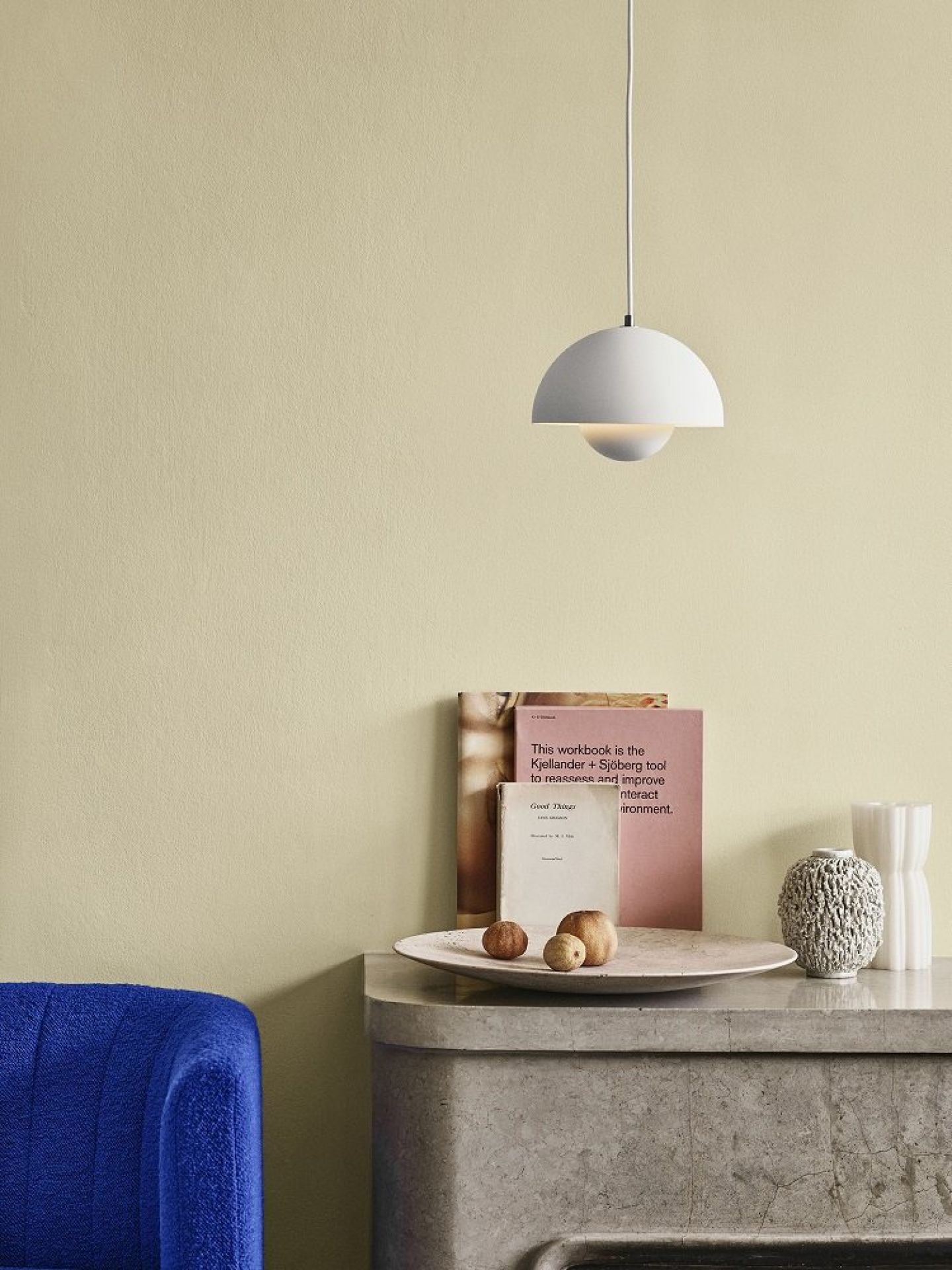 Dekorative AndTradition Collect Plate SC55 Schale aus Travertin auf einem Sideboard, Stillleben mit Büchern und Deko.