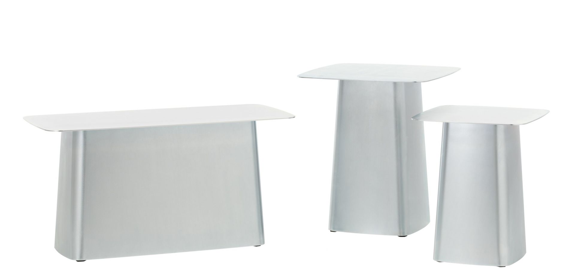 Drei verzinkte Metal Side Table Beistelltische von Vitra für den Outdoor-Bereich.
