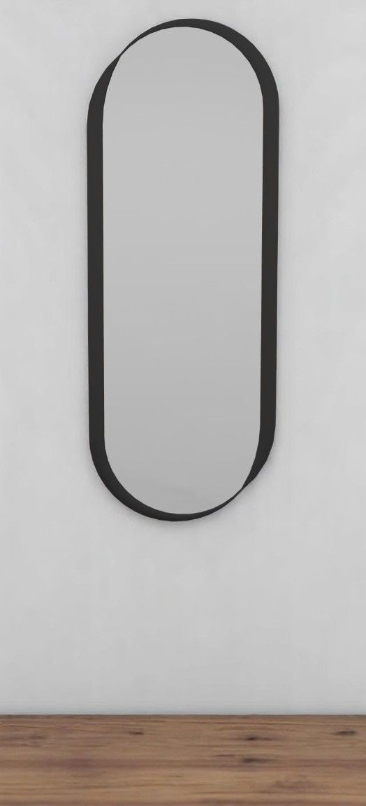 Kimo Wandspiegel von Schönbuch, länglicher Spiegel mit schwarzem Rahmen an einer weißen Wand.