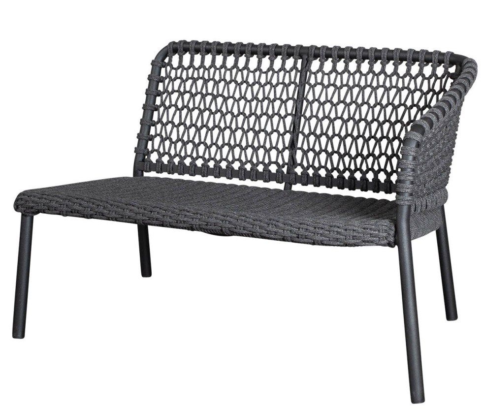 Graues Ocean 2-Sitzer Outdoor Sofa von Cane-Line mit geflochtenem Design für Garten und Terrasse.