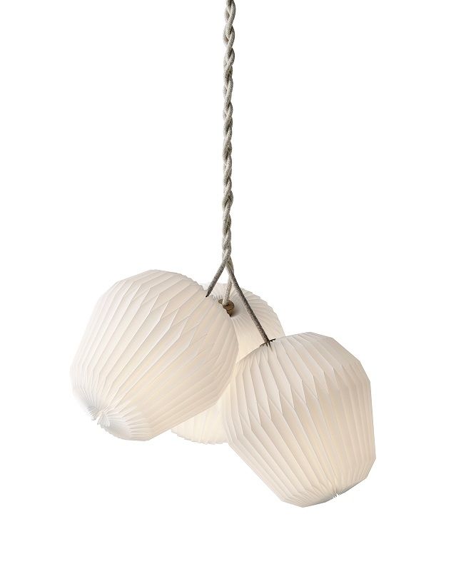 THE BOUQUET Chandelier von Le Klint mit drei Lampenschirmen aus gefaltetem, weißem Papier.
