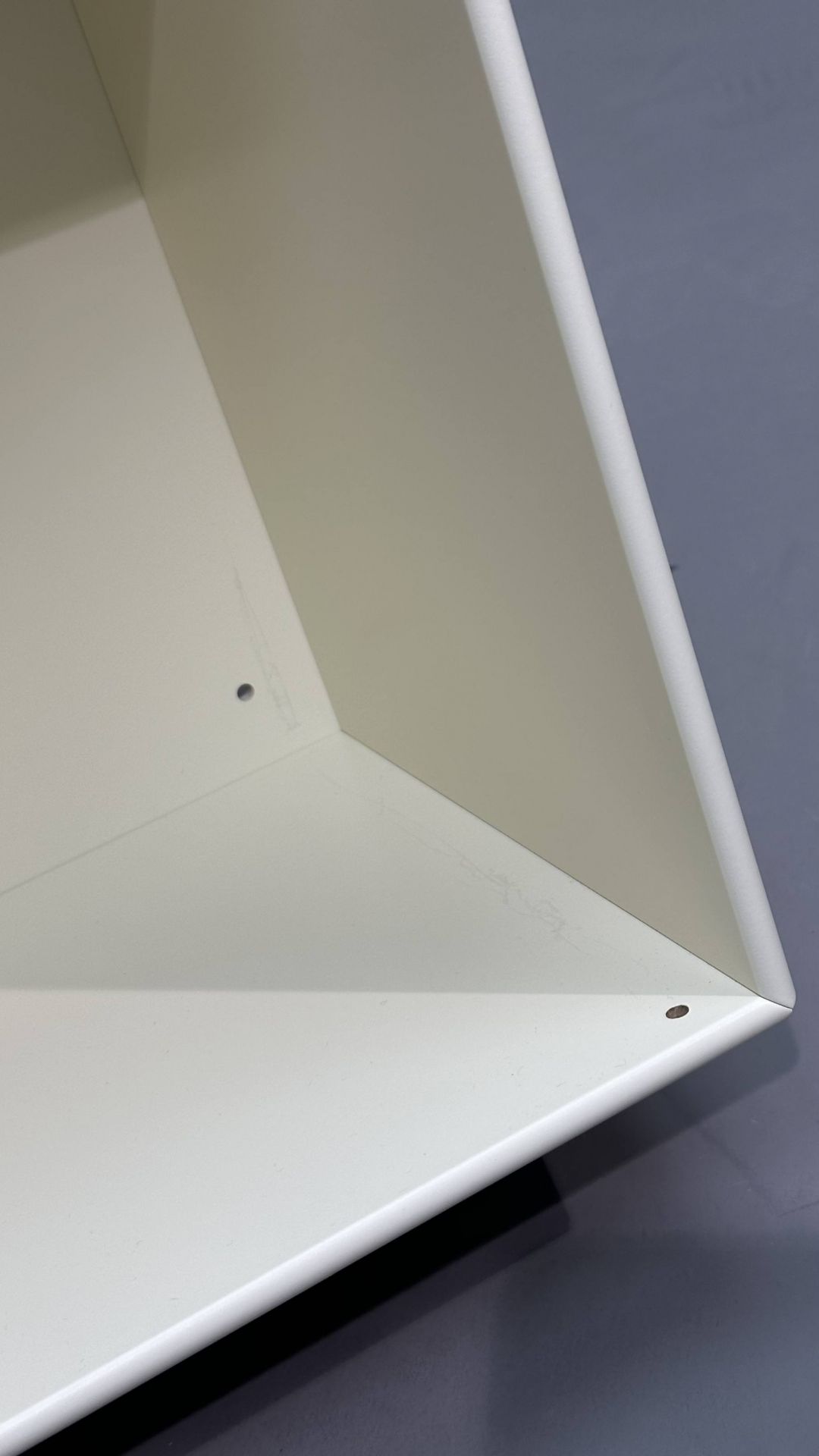 Detailaufnahme des VANILLA Mini Moduls (Mängelexemplar) in Weiß, zeigt Innenraum und Beschaffenheit.