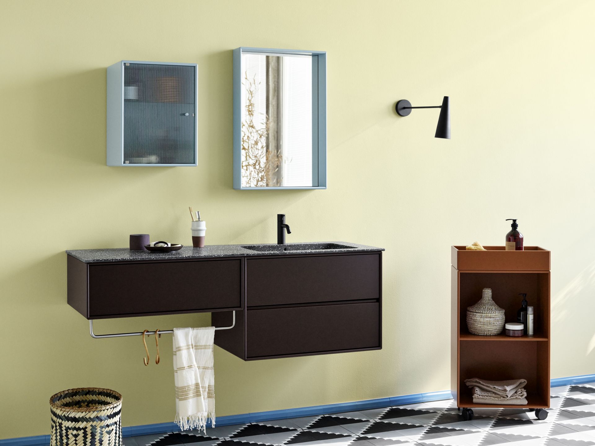 PREPPY Wagen Coffee Montana im Badezimmer mit Waschtisch, Spiegel und Aufbewahrungswagen.