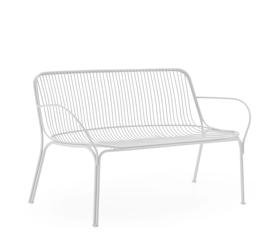 Weiße Hiray Bank von Kartell für den Außenbereich, modernes Design mit filigranen Metallstreben.