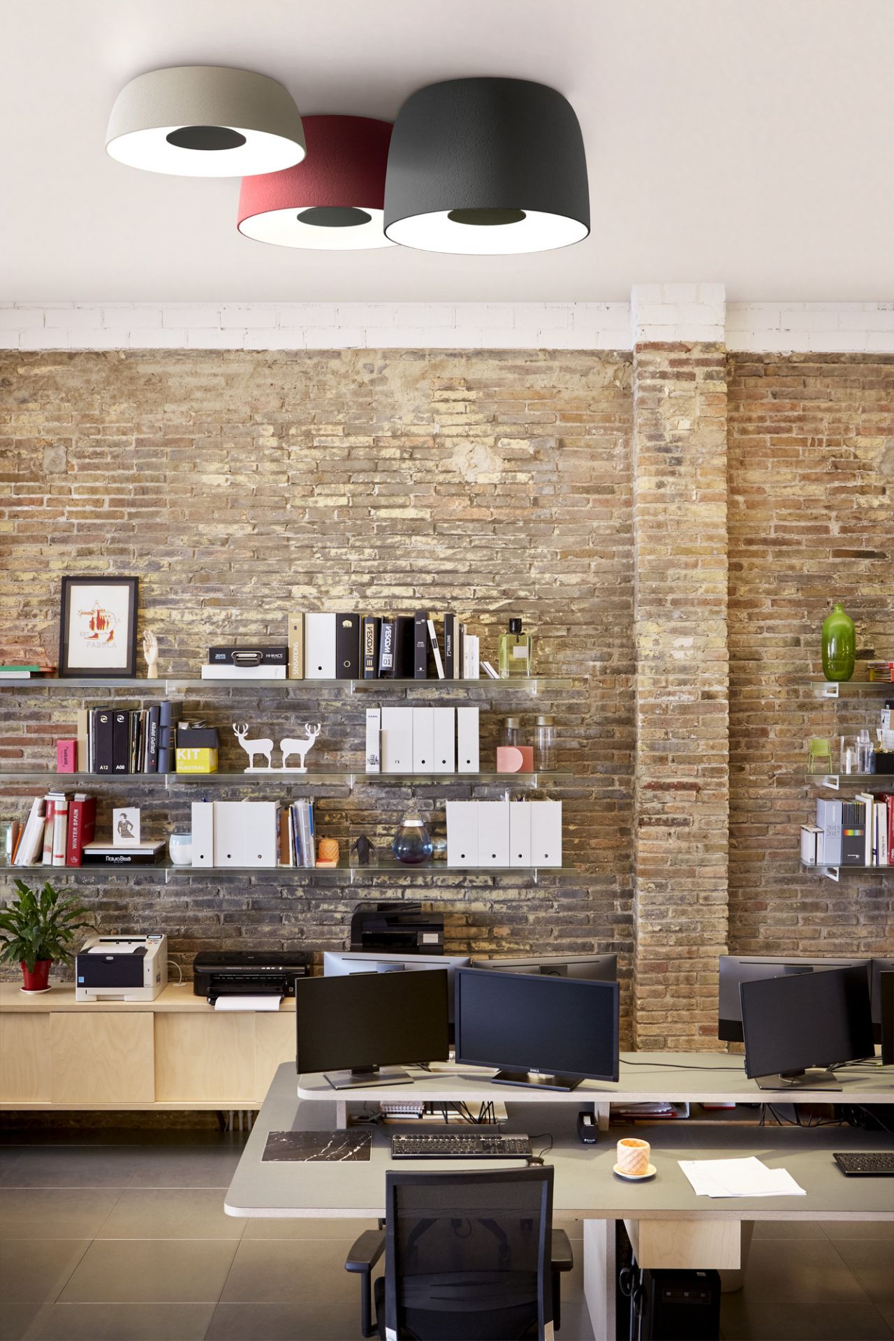 Büro mit Djembé Deckenleuchten von Marset in Weiß, Grau und Rot. LED-Beleuchtung.