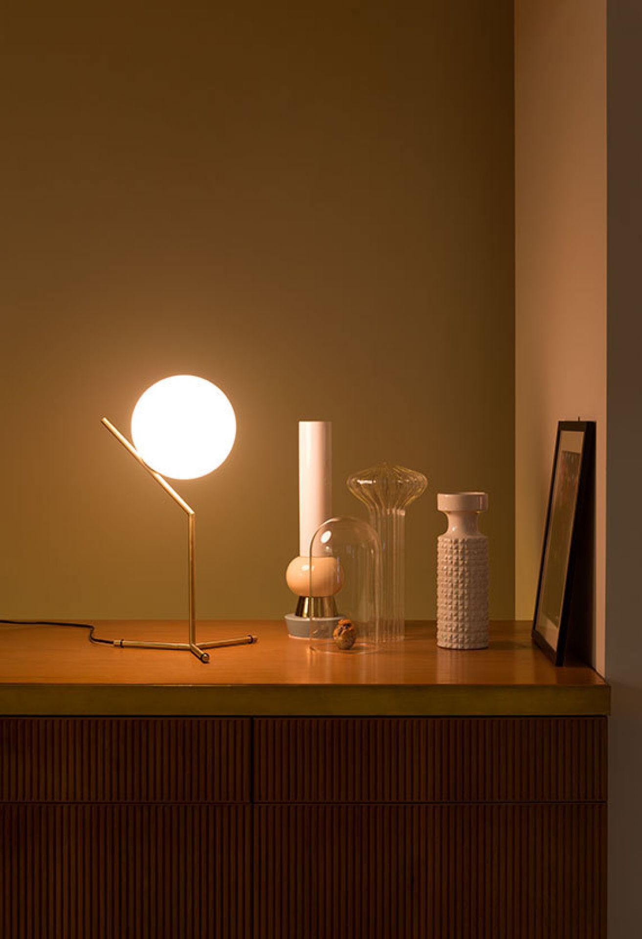 IC Lights Tischleuchte von Flos: Moderne Tischlampe mit Kugel-Design und warmem Licht.