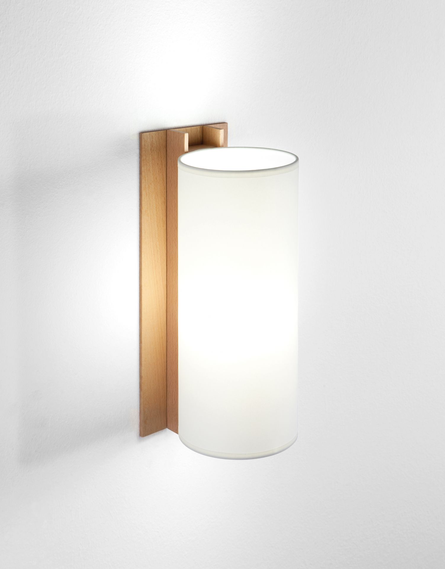 TMM largo Wandlampe von Santa & Cole mit Holzstruktur und zylindrischem Lampenschirm an weißer Wand.