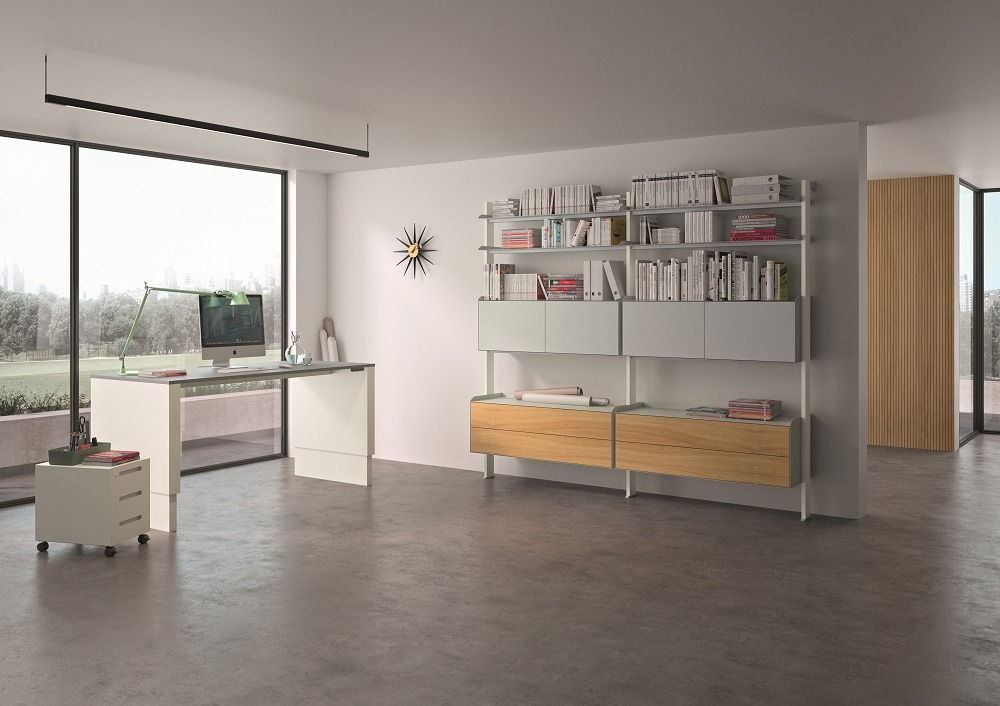 Heller Büroraum mit WORKSPACE Arbeitstisch von Müller Möbelfabrikation, höhenverstellbar, mit Regalwand und großem Fenster.