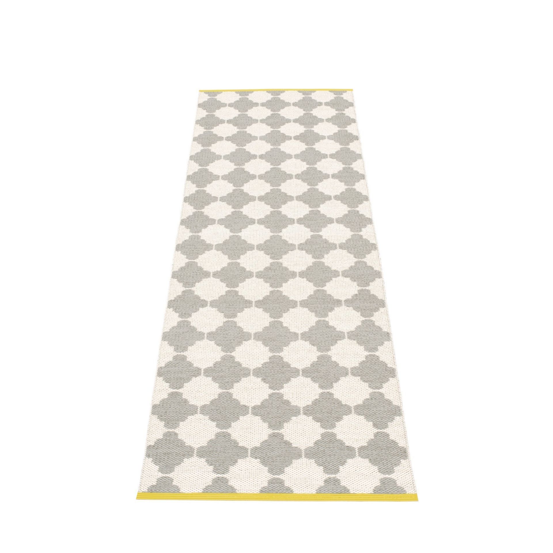 Marre Pappelina Kunststoffteppich in 70x225 cm mit grau-weißem Rautenmuster und gelben Kanten.