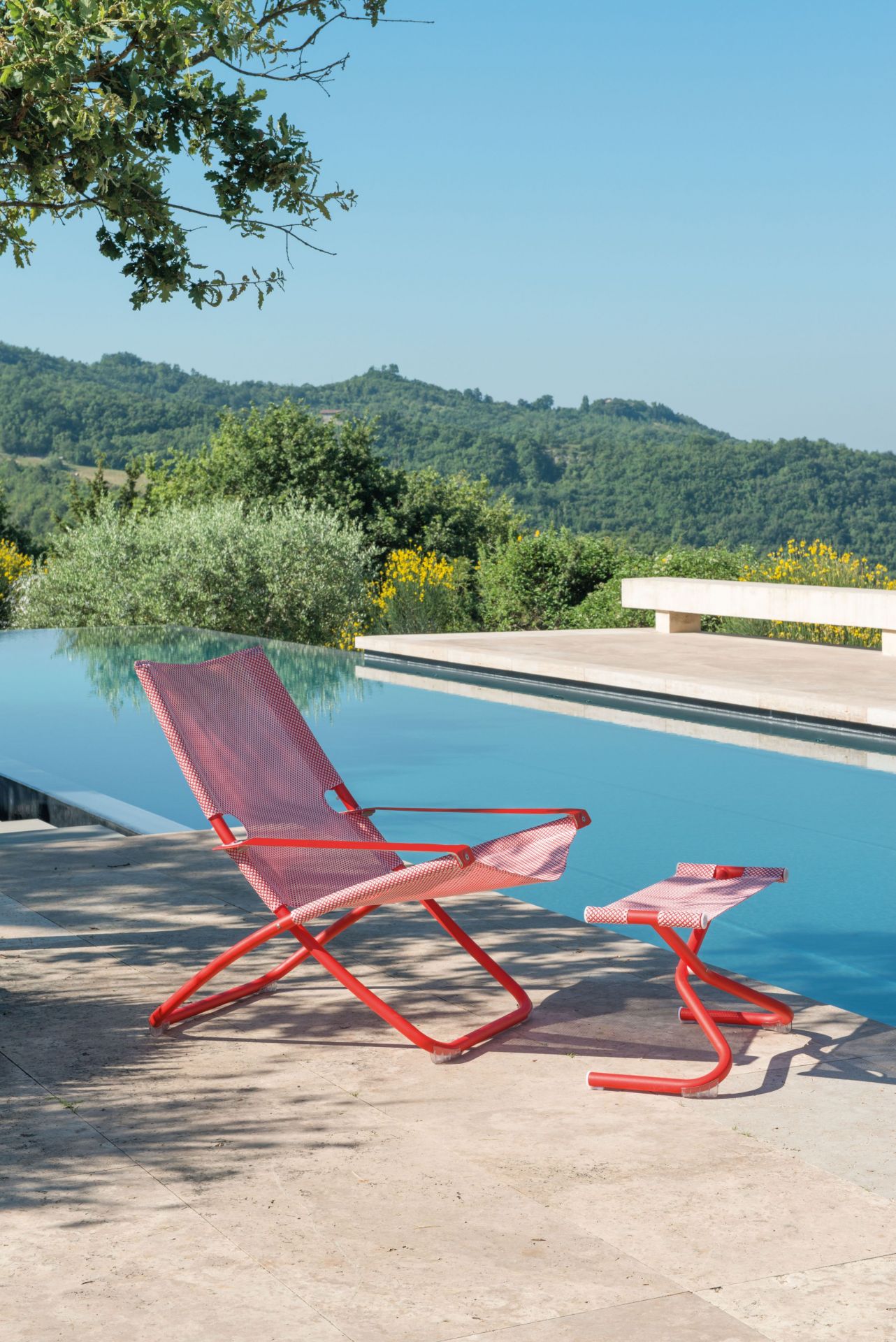 Snooze Liegestuhl und Hocker in Rot-Weiß am Pool, ideal für Garten und Terrasse.