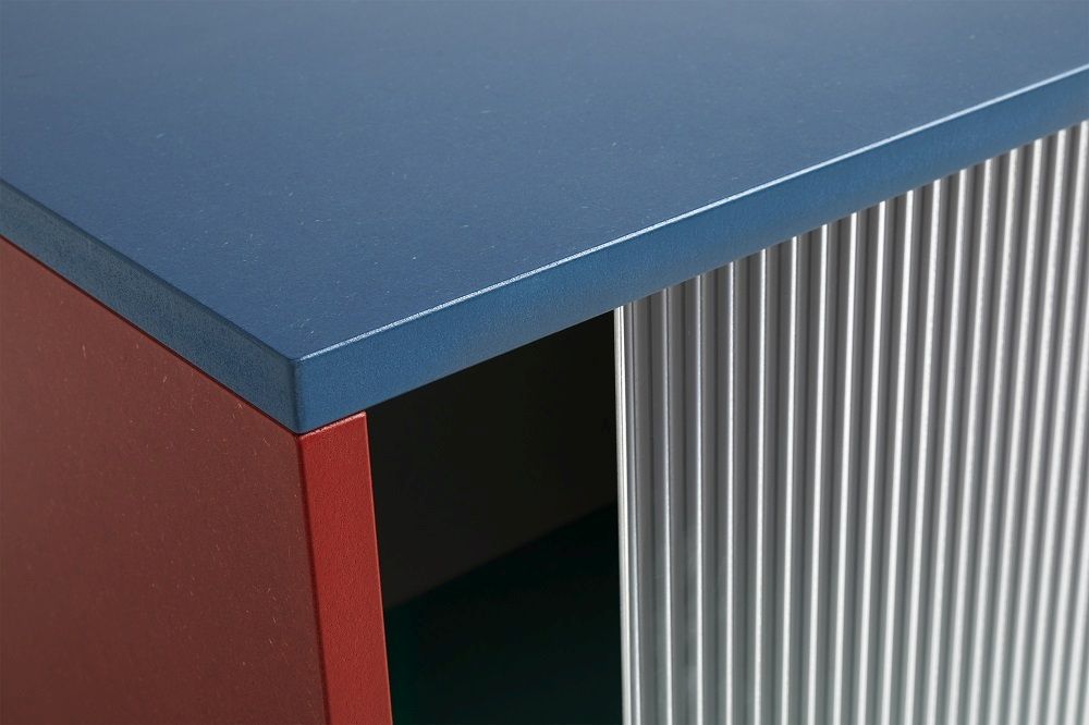 Detailansicht: Colour Cabinet Sideboard von Hay mit blauer Platte und geriffelten Glastüren.