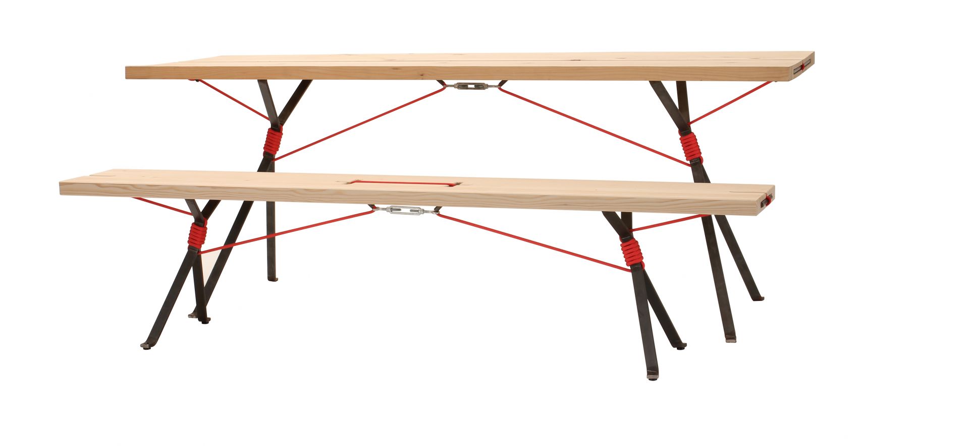 Kampenwand Bank von Moormann: Holzbank mit Stahlgestell und roter Seilkonstruktion, modernes Designmöbel.