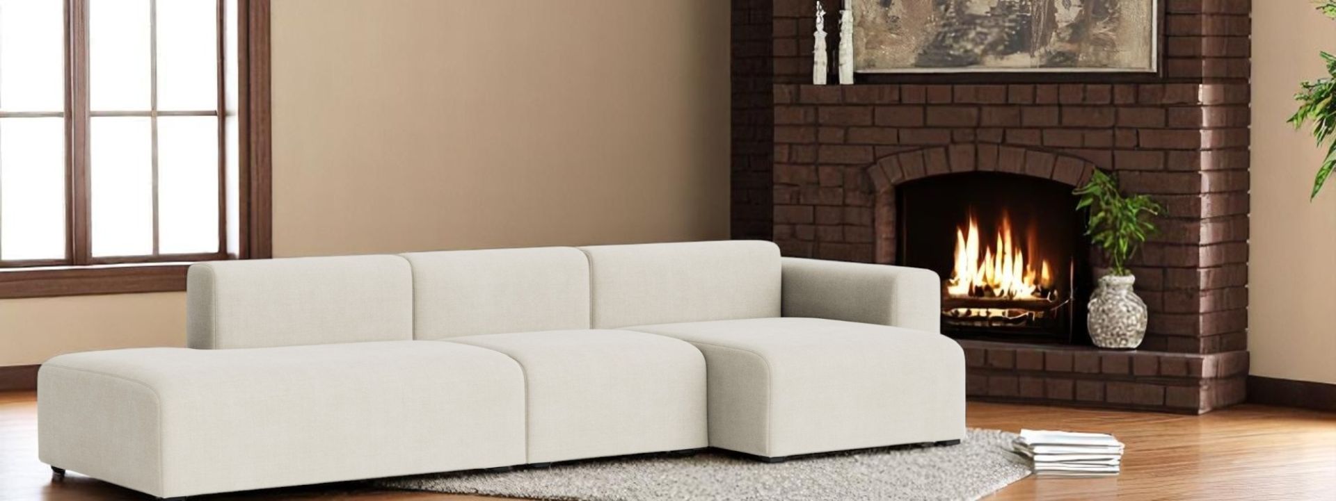 Helles Mags Sofa 3-Sitzer mit Armlehne rechts im Wohnzimmer mit Kamin.