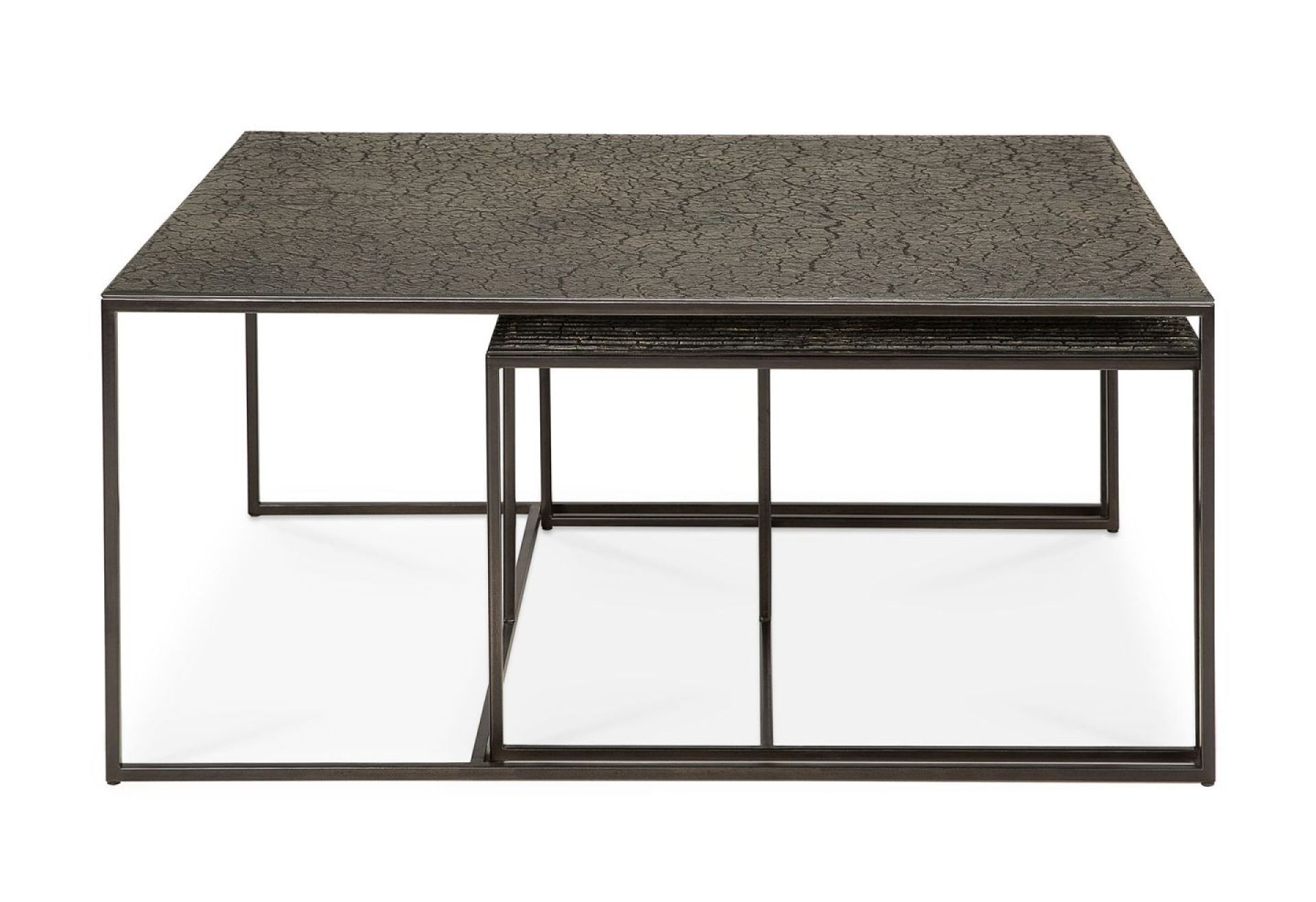 Pentagon Couchtisch 2er Set von Ethnicraft: Zwei quadratische Tische mit dunkler Tischplatte.