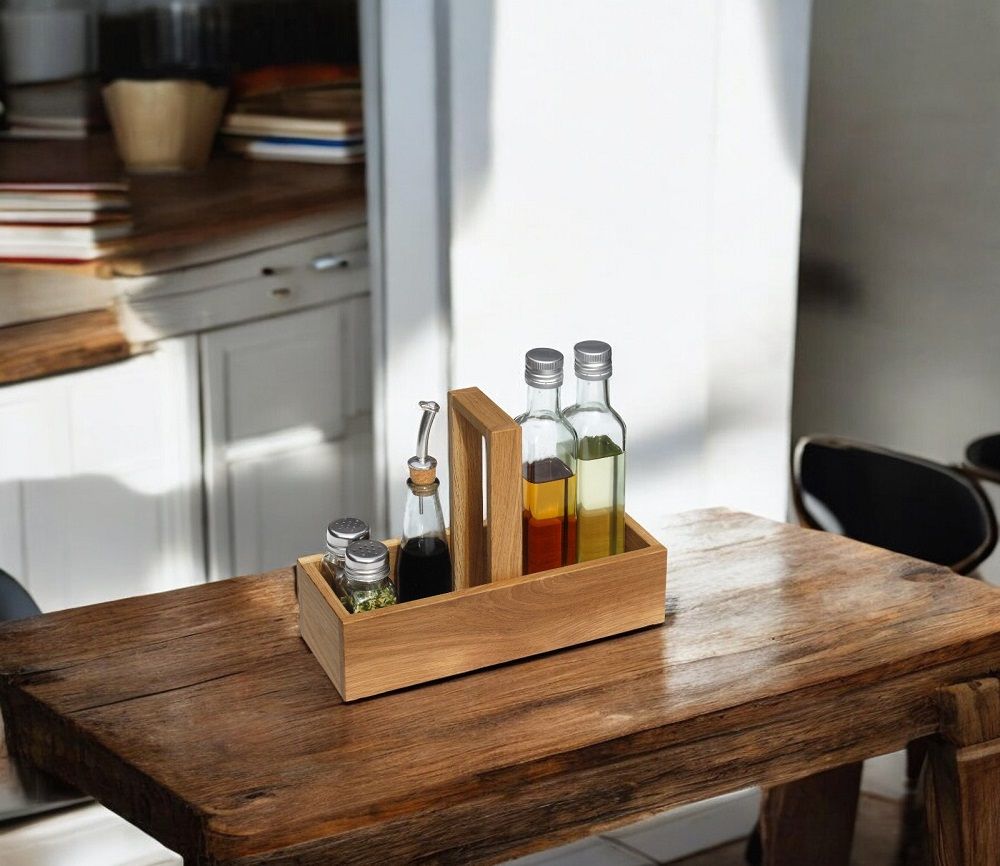 Side by Side Tischbox für Essig und Öl aus Holz auf einem Holztisch mit Flaschen.