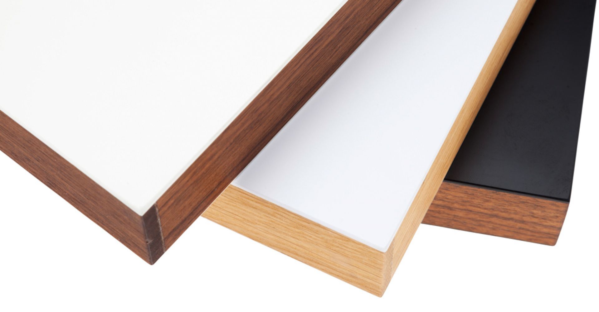 Detailaufnahme von drei Thonet Beistelltischen Set B 9 mit unterschiedlichen Tischplatten und Holzrahmen.