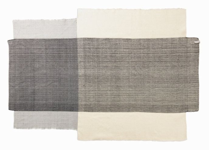 Nobsa Rug Teppich: Großformatiger, handgewebter Teppich in Grau- und Naturtönen für ein modernes Wohnambiente.